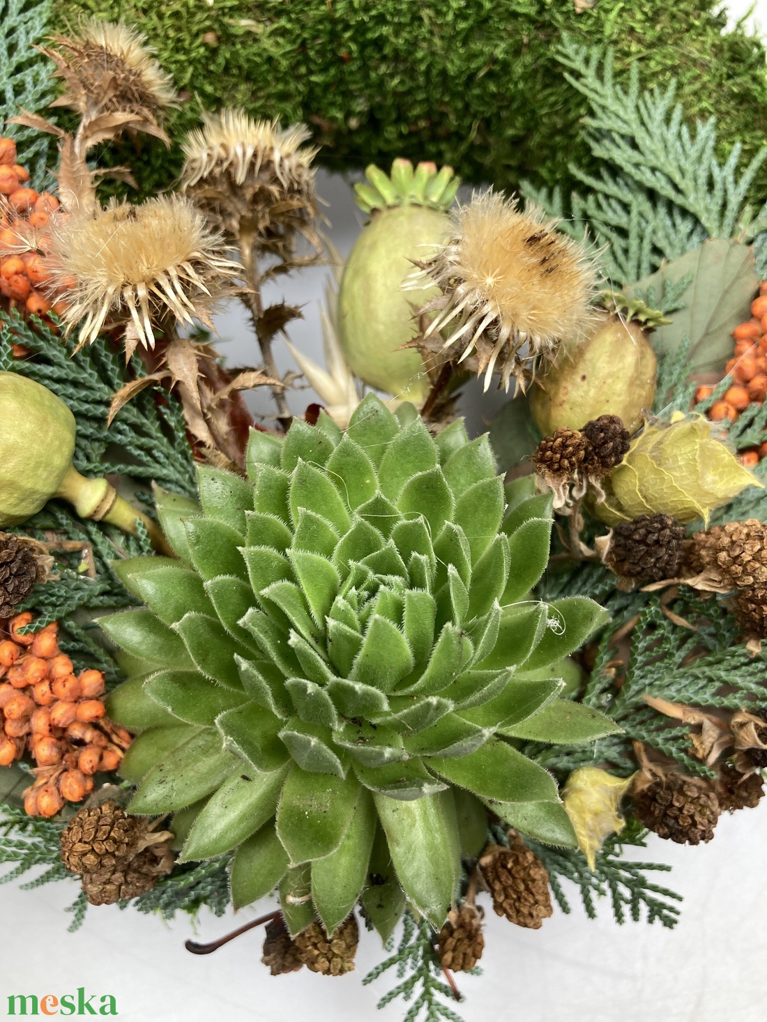 Csend - 2 kövirózsás, lábon álló, sírra helyezhető, növényi részekkel gazdagon díszített mohakoszorú (KK-11) - otthon & életmód - vallás - temetkezési tárgy - sírkoszorú, kegyeleti koszorú - Meska.hu Csend - 2 kövirózsás, lábon álló, sírra helyezhető, növényi részekkel gazdagon díszített mohakoszorú (KK-11) - otthon & életmód - vallás - temetkezési tárgy - sírkoszorú, kegyeleti koszorú - Meska.hu