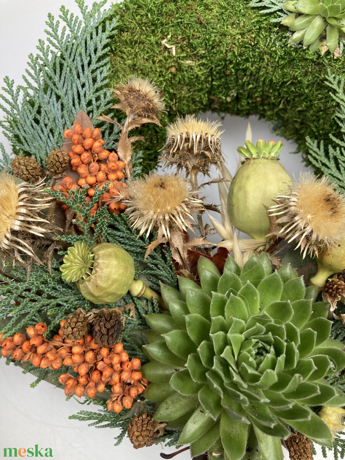 Csend - 2 kövirózsás, lábon álló, sírra helyezhető, növényi részekkel gazdagon díszített mohakoszorú (KK-11) - otthon & életmód - vallás - temetkezési tárgy - sírkoszorú, kegyeleti koszorú - Meska.hu Csend - 2 kövirózsás, lábon álló, sírra helyezhető, növényi részekkel gazdagon díszített mohakoszorú (KK-11) - otthon & életmód - vallás - temetkezési tárgy - sírkoszorú, kegyeleti koszorú - Meska.hu