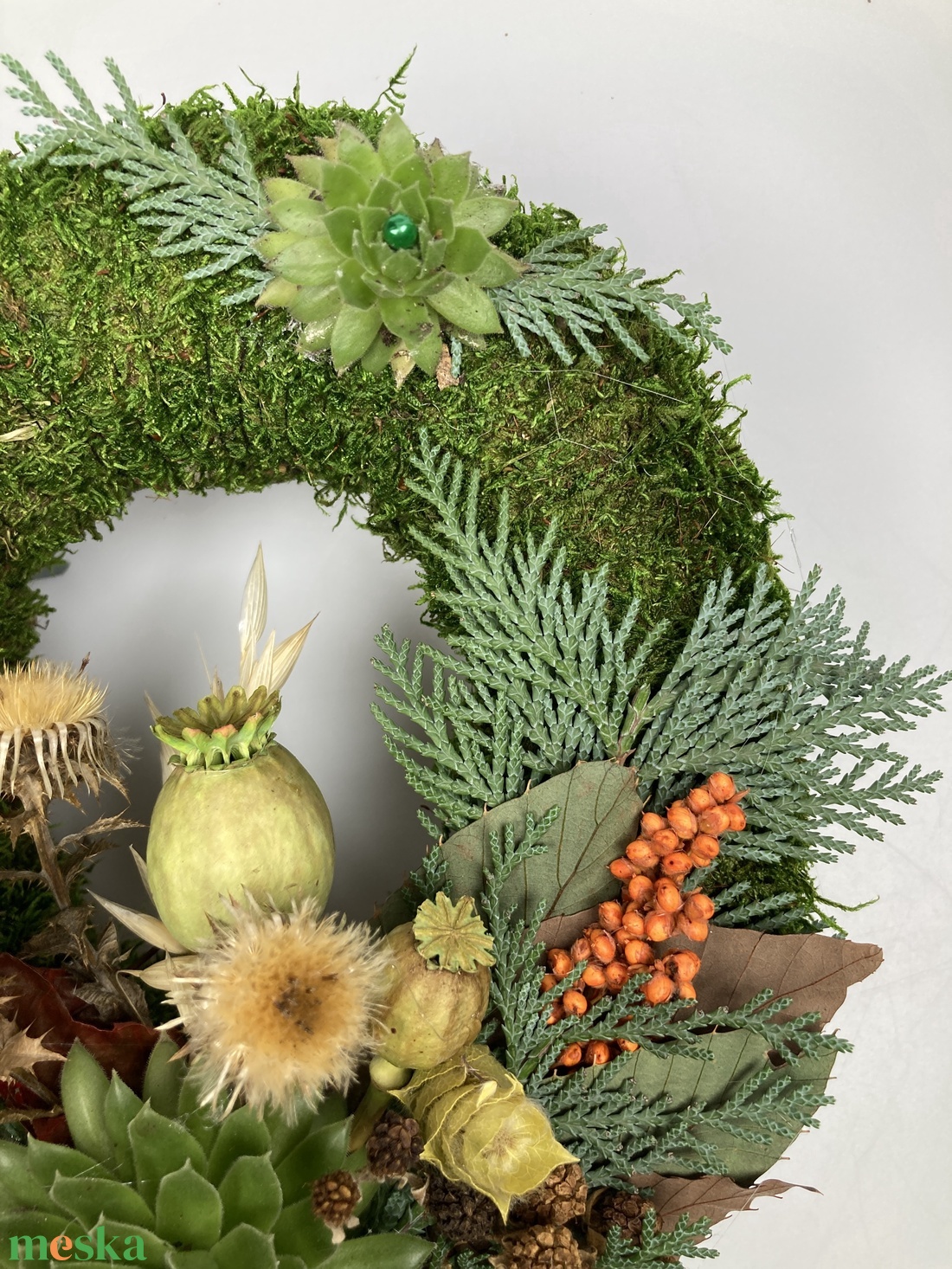 Csend - 2 kövirózsás, lábon álló, sírra helyezhető, növényi részekkel gazdagon díszített mohakoszorú (KK-11) - otthon & életmód - vallás - temetkezési tárgy - sírkoszorú, kegyeleti koszorú - Meska.hu Csend - 2 kövirózsás, lábon álló, sírra helyezhető, növényi részekkel gazdagon díszített mohakoszorú (KK-11) - otthon & életmód - vallás - temetkezési tárgy - sírkoszorú, kegyeleti koszorú - Meska.hu