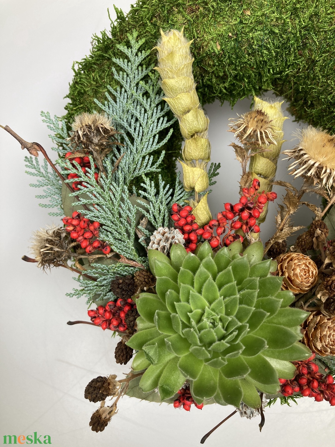 Szeretet - Kövirózsás, lábon álló, sírra helyezhető, növényi részekkel gazdagon díszített mohakoszorú (KK-13) - otthon & életmód - vallás - temetkezési tárgy - sírkoszorú, kegyeleti koszorú - Meska.hu