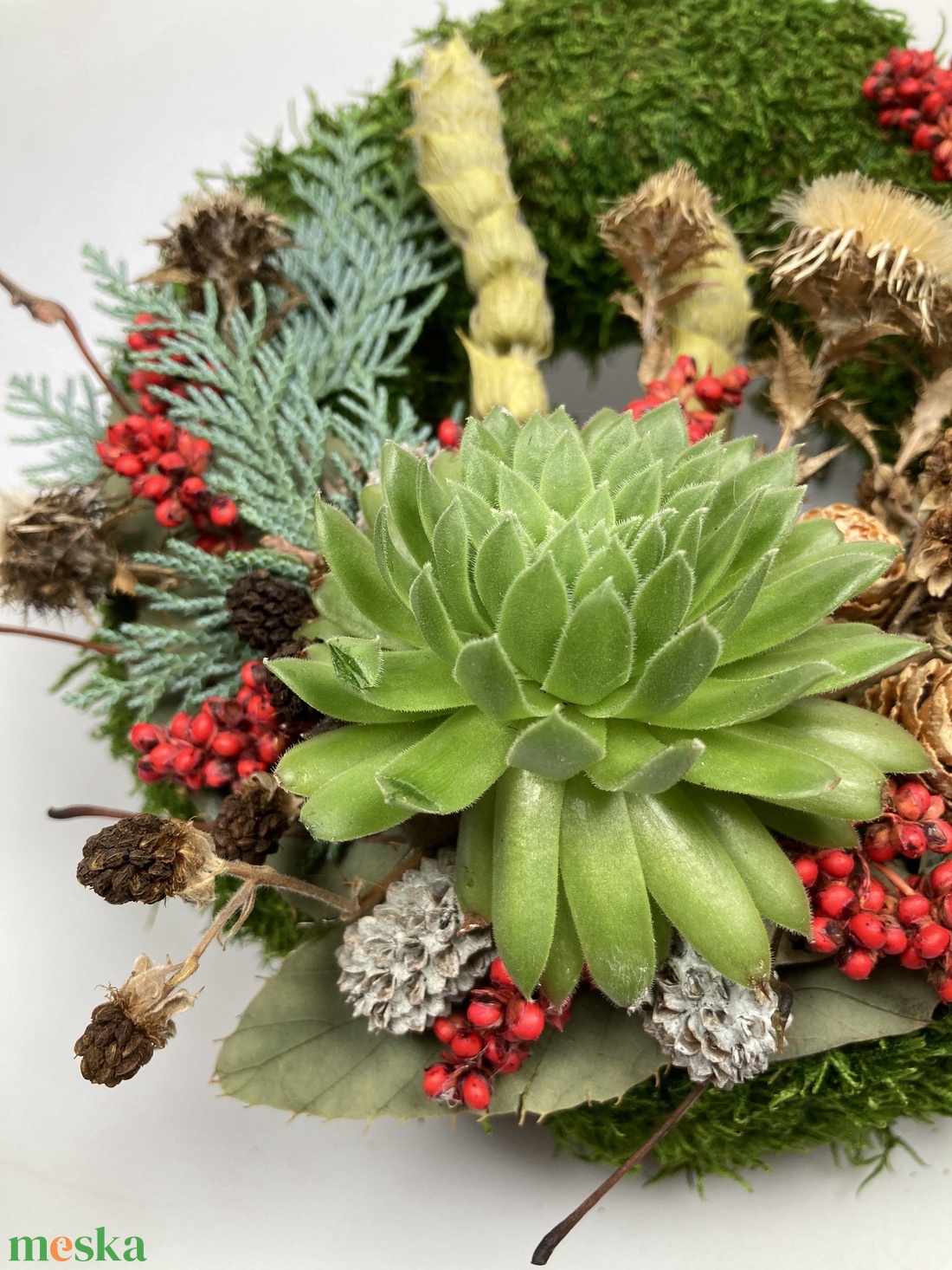 Szeretet - Kövirózsás, lábon álló, sírra helyezhető, növényi részekkel gazdagon díszített mohakoszorú (KK-13) - otthon & életmód - vallás - temetkezési tárgy - sírkoszorú, kegyeleti koszorú - Meska.hu