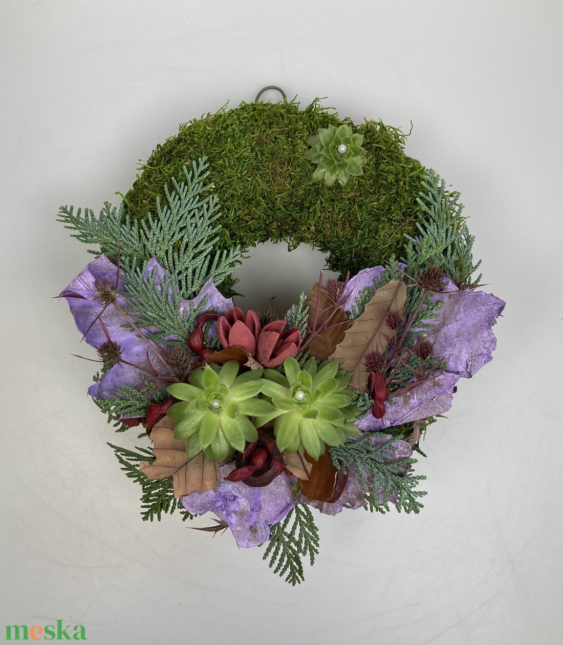 Elengedés - 3 kövirózsás, növényi részekkel gazdagon díszített mohakoszorú (KK-19) - otthon & életmód - vallás - temetkezési tárgy - sírkoszorú, kegyeleti koszorú - Meska.hu