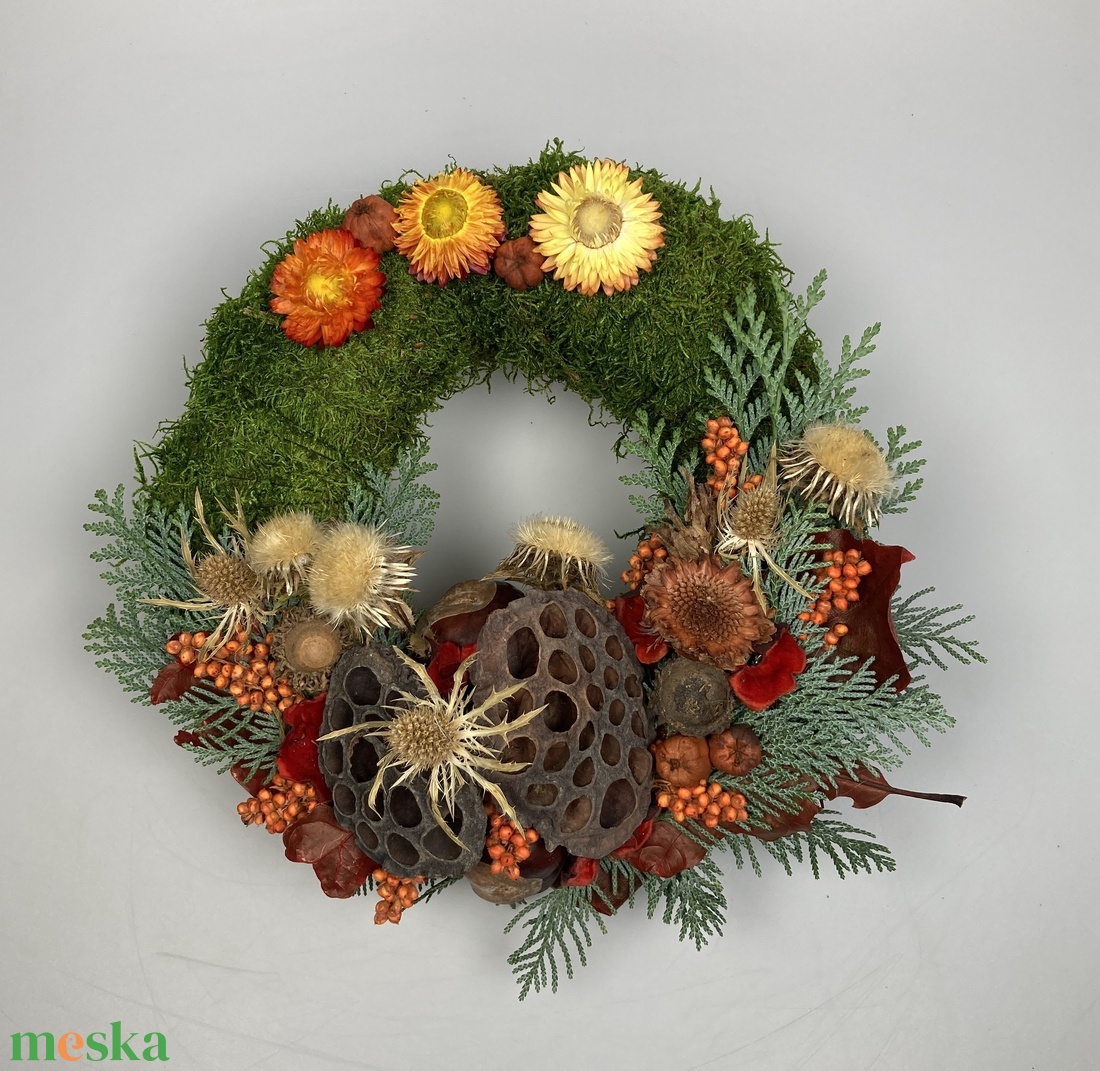 Kitartás - Szalmarózsás, lábon álló, sírra helyezhető, növényi részekkel gazdagon díszített mohakoszorú (KK-25) - otthon & életmód - vallás - temetkezési tárgy - sírkoszorú, kegyeleti koszorú - Meska.hu