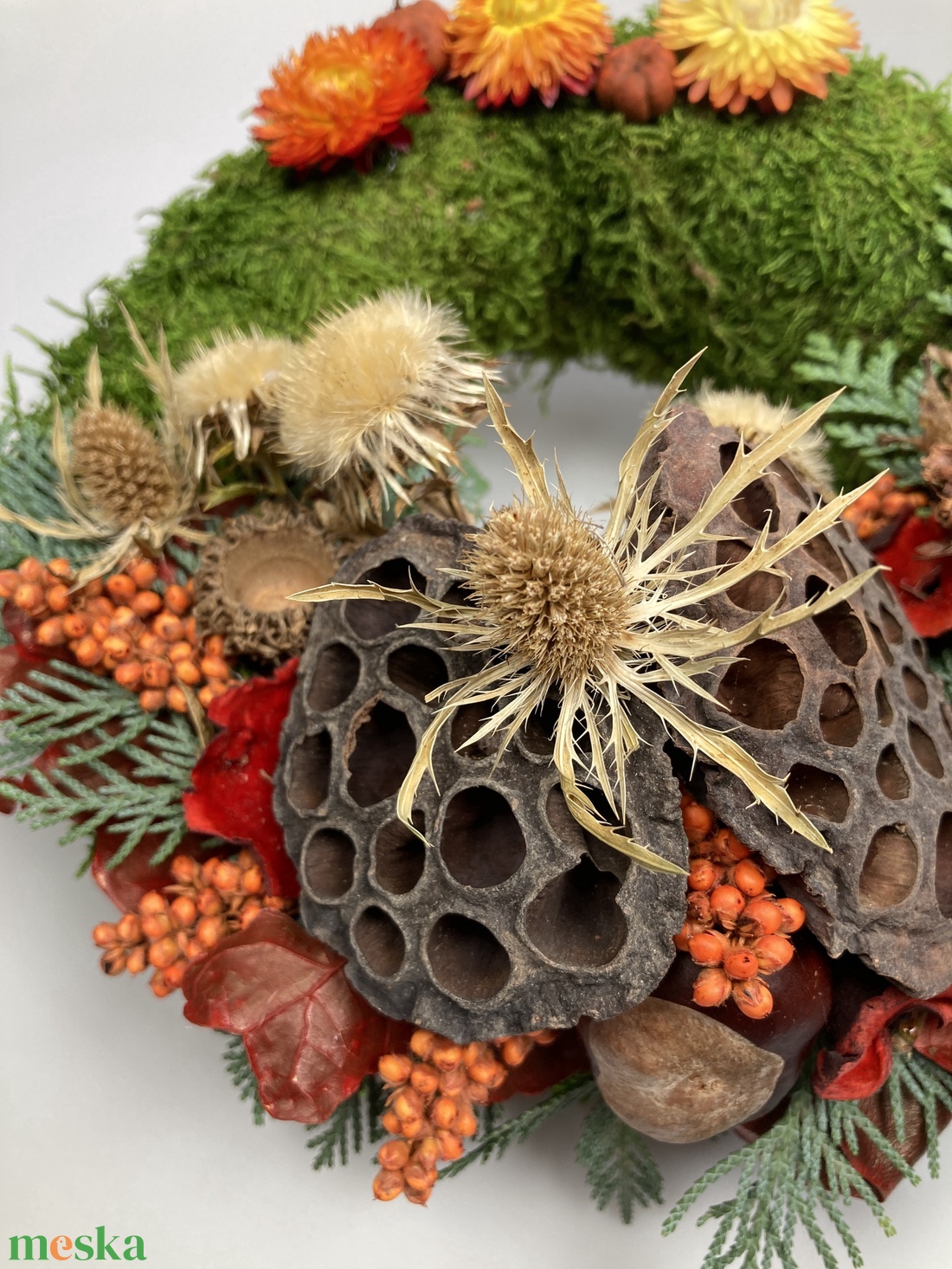 Kitartás - Szalmarózsás, lábon álló, sírra helyezhető, növényi részekkel gazdagon díszített mohakoszorú (KK-25) - otthon & életmód - vallás - temetkezési tárgy - sírkoszorú, kegyeleti koszorú - Meska.hu