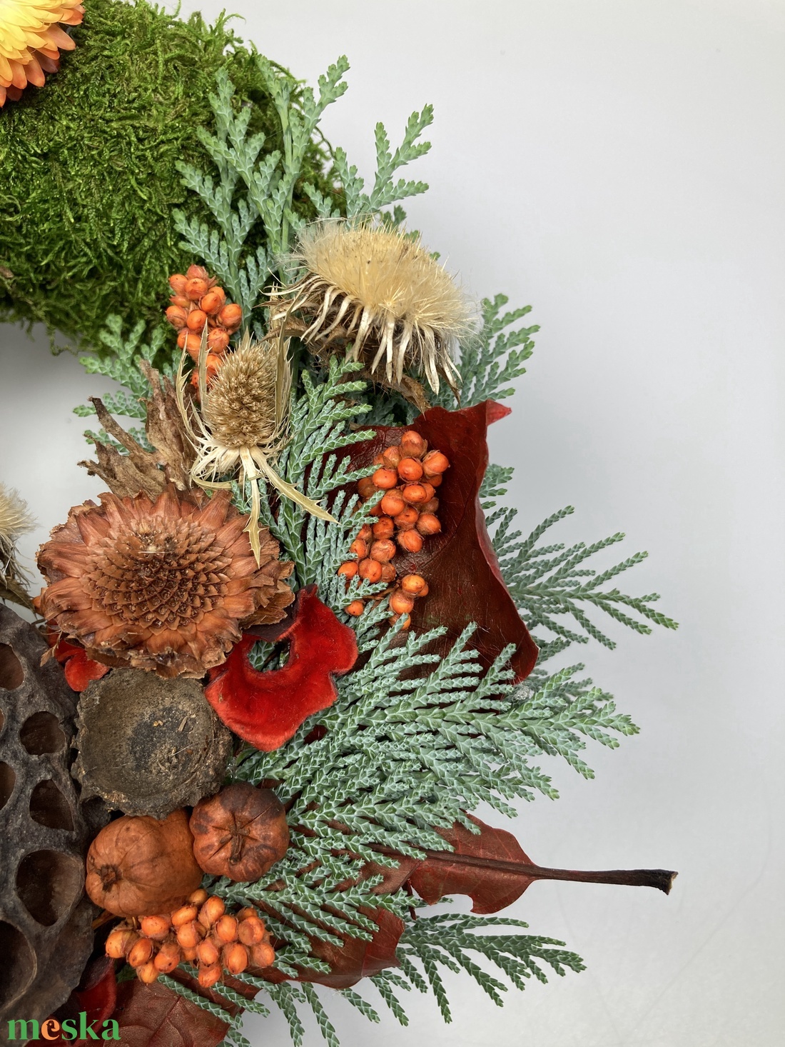 Kitartás - Szalmarózsás, lábon álló, sírra helyezhető, növényi részekkel gazdagon díszített mohakoszorú (KK-25) - otthon & életmód - vallás - temetkezési tárgy - sírkoszorú, kegyeleti koszorú - Meska.hu