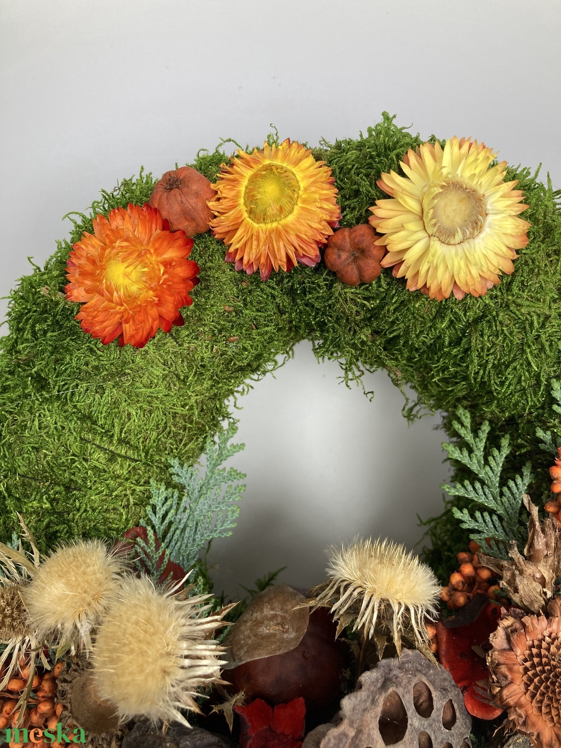 Kitartás - Szalmarózsás, lábon álló, sírra helyezhető, növényi részekkel gazdagon díszített mohakoszorú (KK-25) - otthon & életmód - vallás - temetkezési tárgy - sírkoszorú, kegyeleti koszorú - Meska.hu
