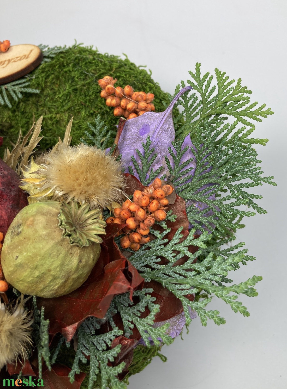 Fejlődés - Mákgubós,  iringós, növényi részekkel gazdagon díszített mohakoszorú (KK-29) - otthon & életmód - vallás - temetkezési tárgy - sírkoszorú, kegyeleti koszorú - Meska.hu