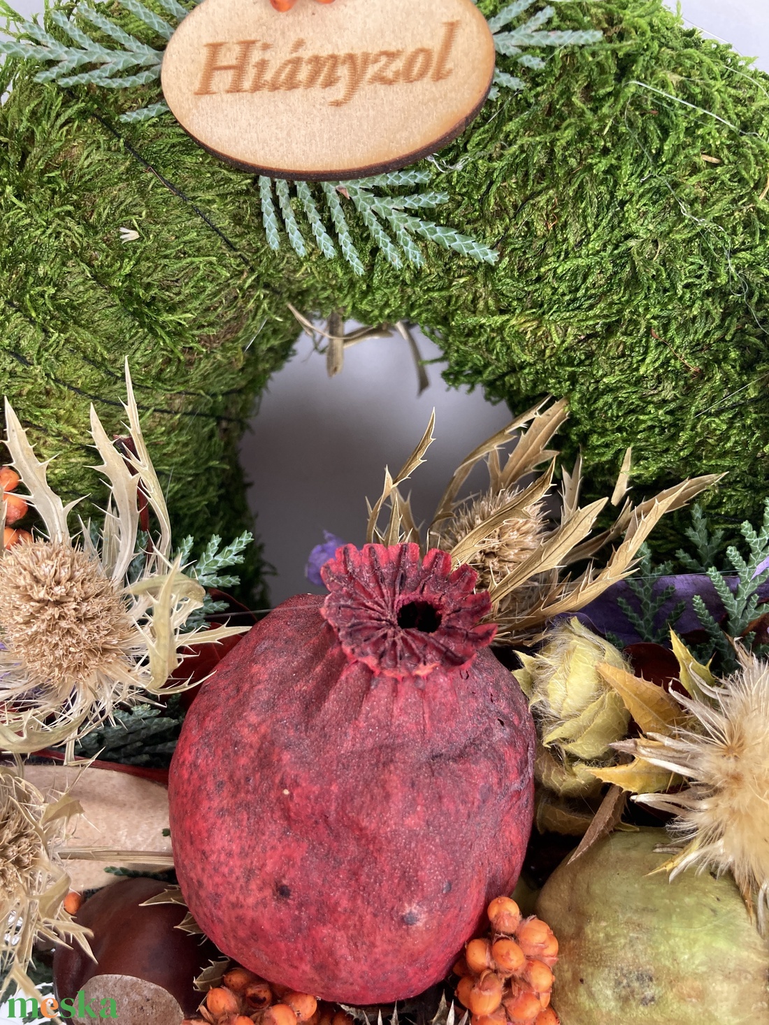 Fejlődés - Mákgubós,  iringós, növényi részekkel gazdagon díszített mohakoszorú (KK-29) - otthon & életmód - vallás - temetkezési tárgy - sírkoszorú, kegyeleti koszorú - Meska.hu