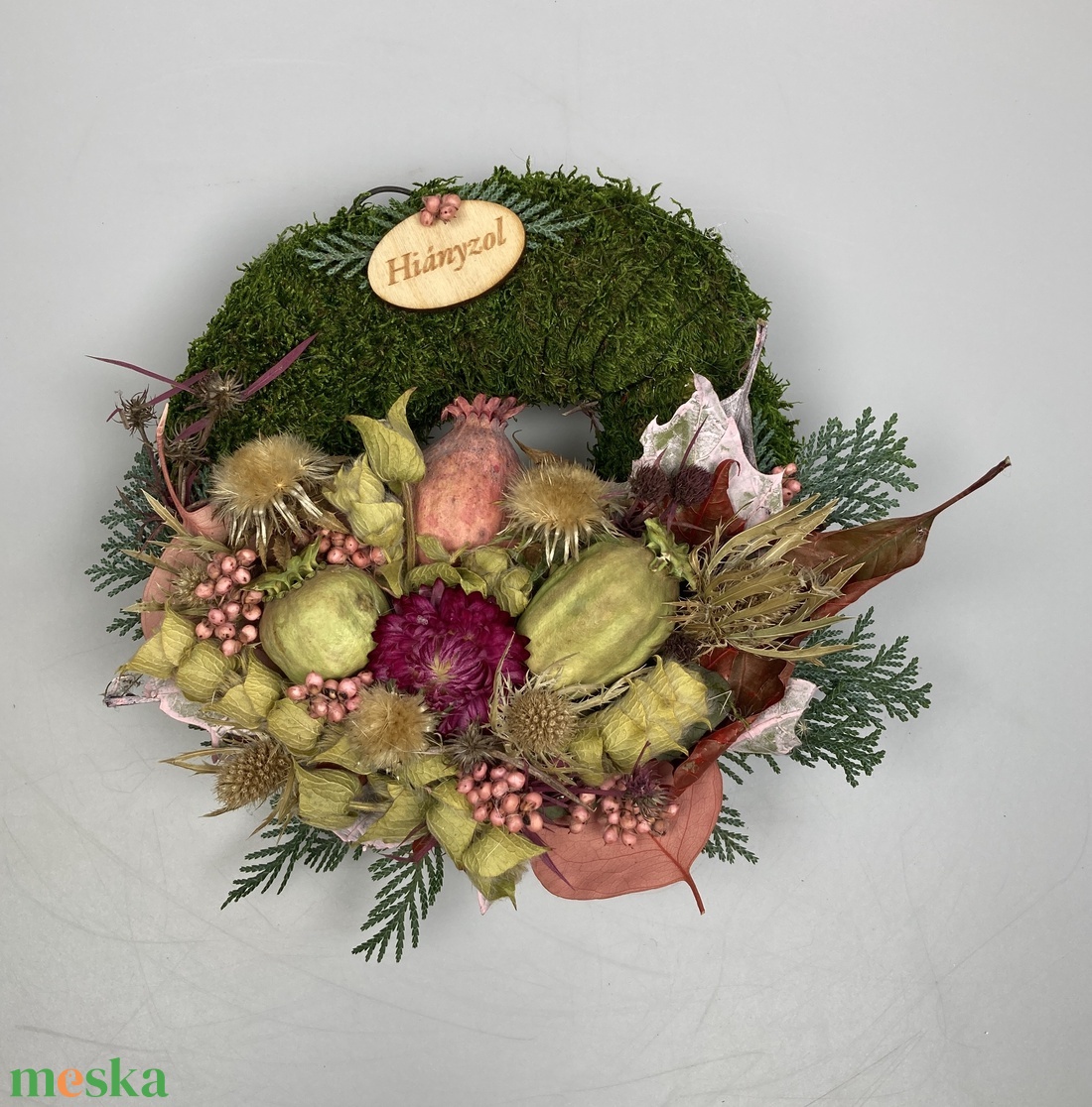 Tisztelet - Száraz és szárított növényi részekkel gazdagon díszített, fatáblácskás mohakoszorú (KK-30) - otthon & életmód - vallás - temetkezési tárgy - sírkoszorú, kegyeleti koszorú - Meska.hu