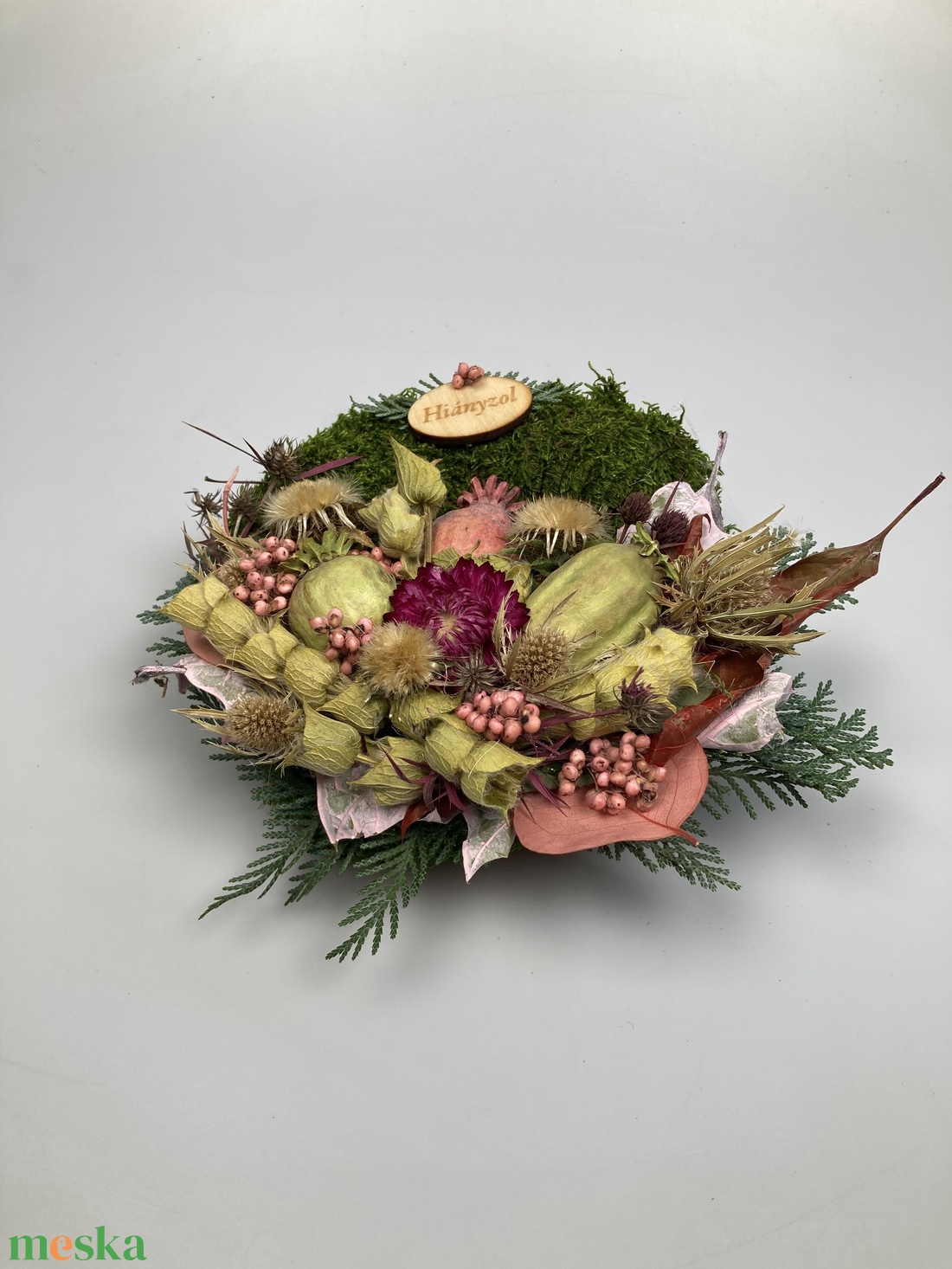 Tisztelet - Száraz és szárított növényi részekkel gazdagon díszített, fatáblácskás mohakoszorú (KK-30) - otthon & életmód - vallás - temetkezési tárgy - sírkoszorú, kegyeleti koszorú - Meska.hu