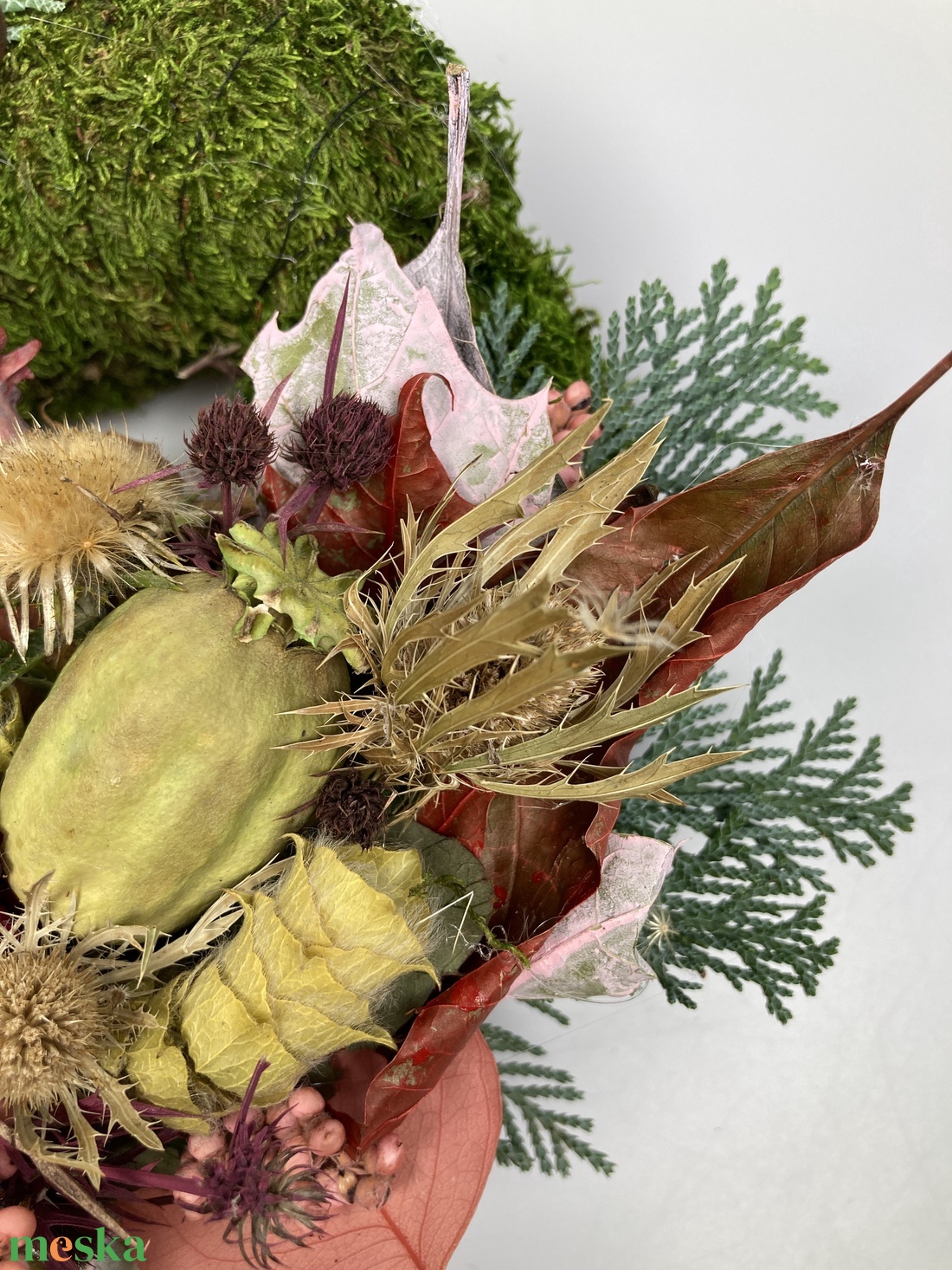 Tisztelet - Száraz és szárított növényi részekkel gazdagon díszített, fatáblácskás mohakoszorú (KK-30) - otthon & életmód - vallás - temetkezési tárgy - sírkoszorú, kegyeleti koszorú - Meska.hu