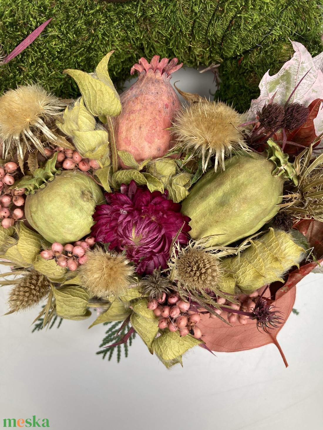 Tisztelet - Száraz és szárított növényi részekkel gazdagon díszített, fatáblácskás mohakoszorú (KK-30) - otthon & életmód - vallás - temetkezési tárgy - sírkoszorú, kegyeleti koszorú - Meska.hu