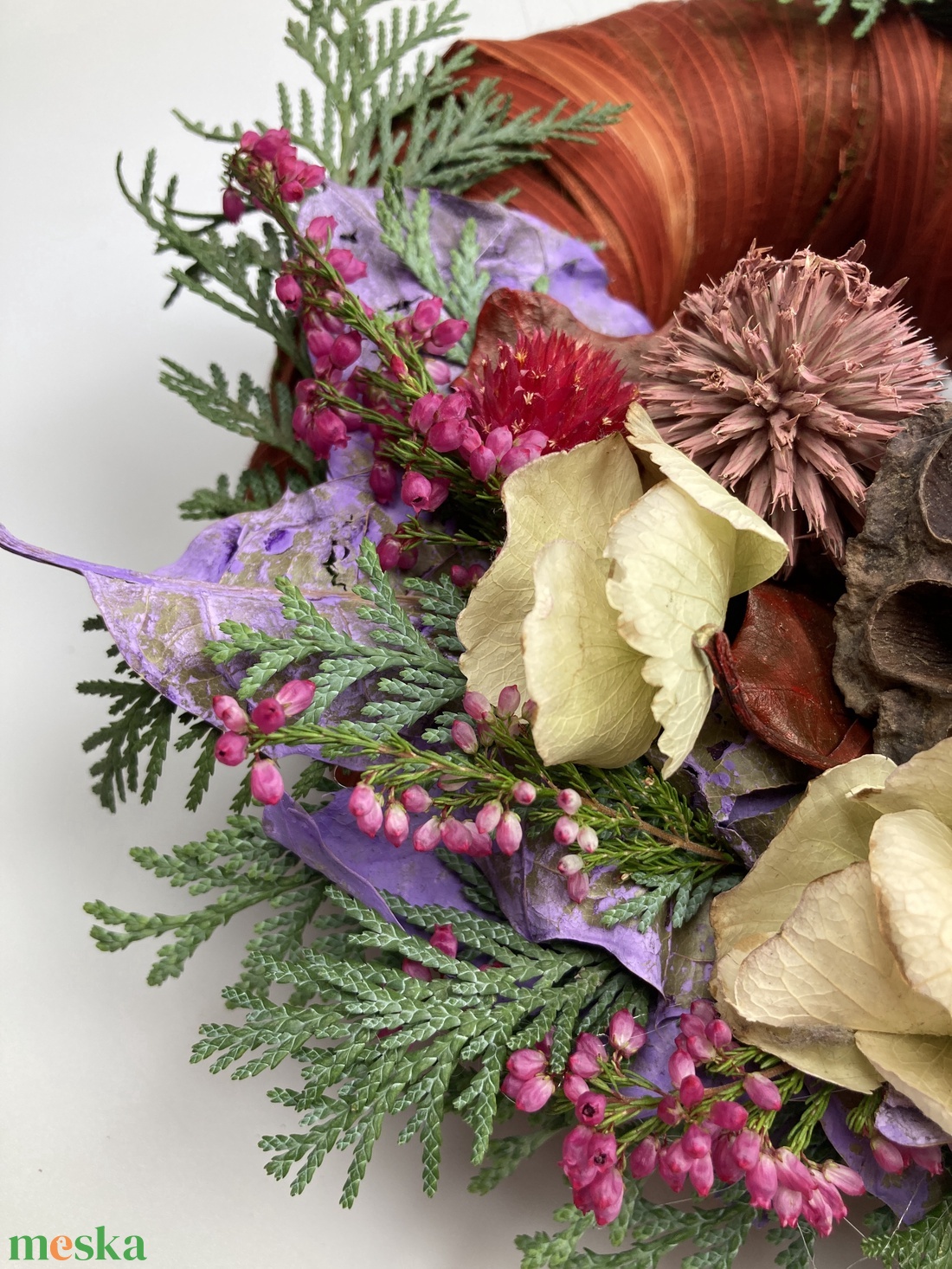 Megbocsátás - Fatáblácskás, lábon álló, növényi részekkel díszített, festett növényi rosttal bevont mohakoszorú (KK-32) - otthon & életmód - vallás - temetkezési tárgy - sírkoszorú, kegyeleti koszorú - Meska.hu