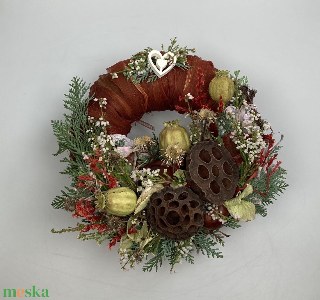 Képzelet - Faszívecskés, lábon álló, növényi részekkel díszített, festett növényi rosttal bevont mohakoszorú (KK-33) - otthon & életmód - vallás - temetkezési tárgy - sírkoszorú, kegyeleti koszorú - Meska.hu