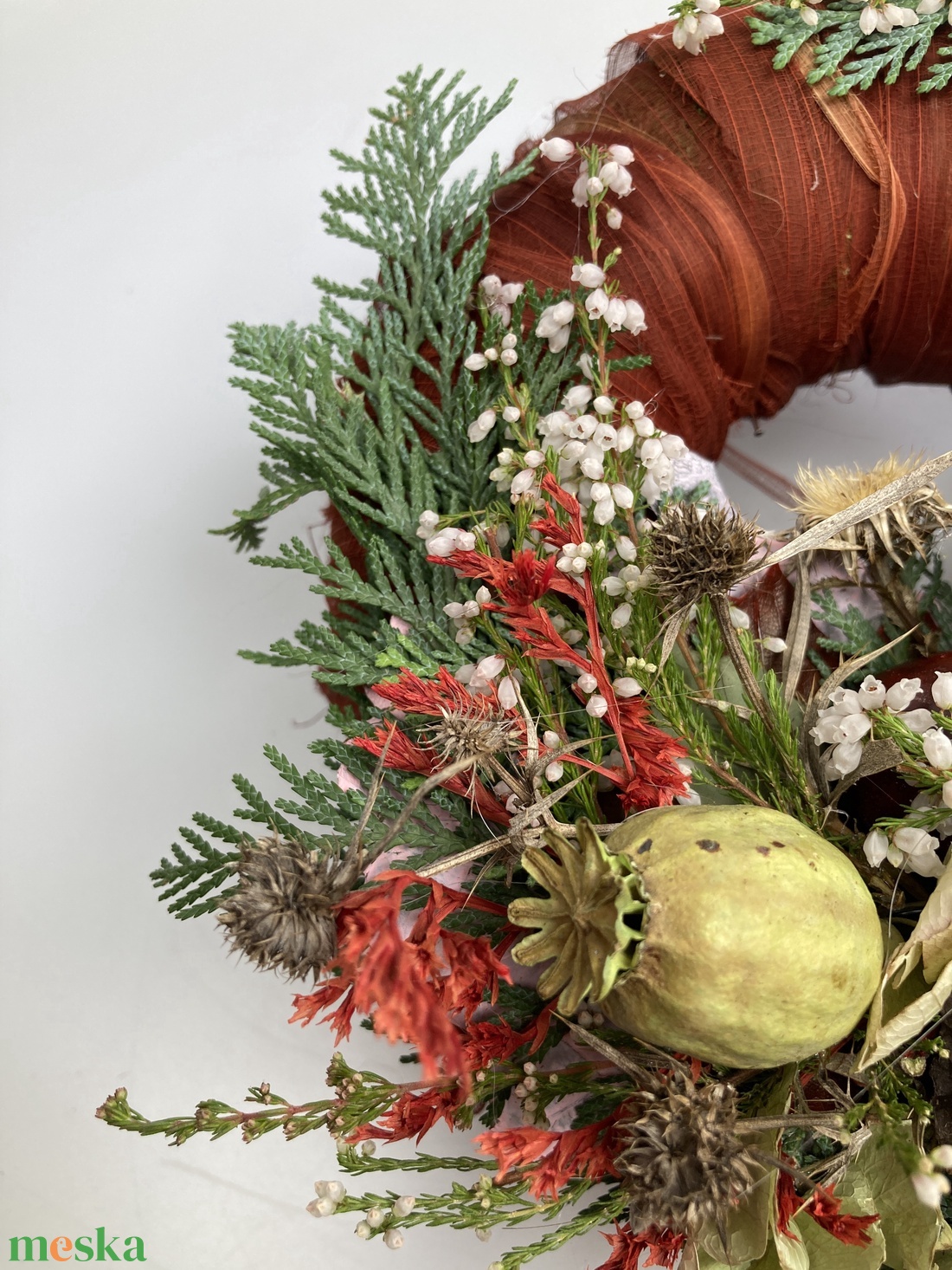 Képzelet - Faszívecskés, lábon álló, növényi részekkel díszített, festett növényi rosttal bevont mohakoszorú (KK-33) - otthon & életmód - vallás - temetkezési tárgy - sírkoszorú, kegyeleti koszorú - Meska.hu