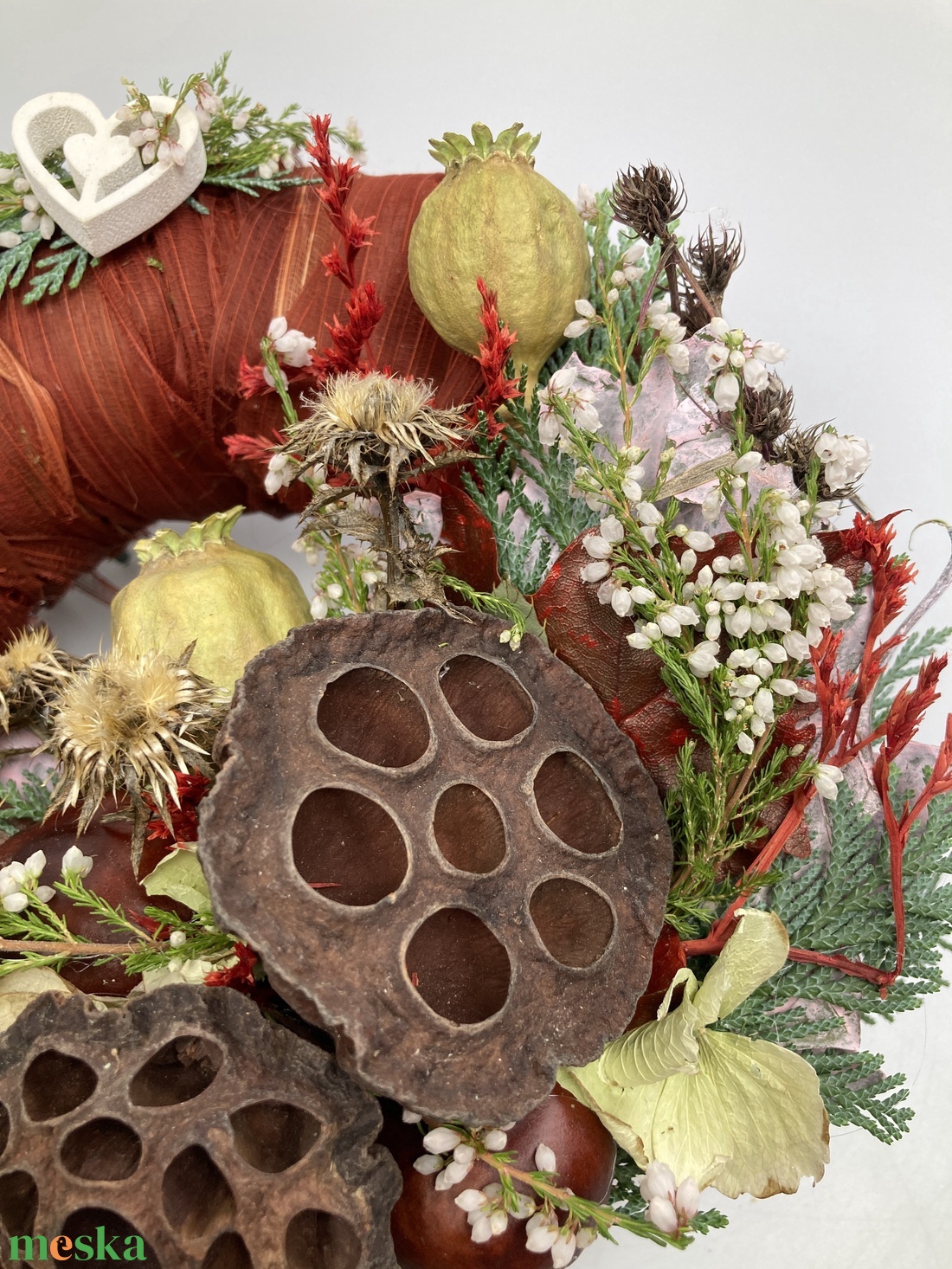 Képzelet - Faszívecskés, lábon álló, növényi részekkel díszített, festett növényi rosttal bevont mohakoszorú (KK-33) - otthon & életmód - vallás - temetkezési tárgy - sírkoszorú, kegyeleti koszorú - Meska.hu