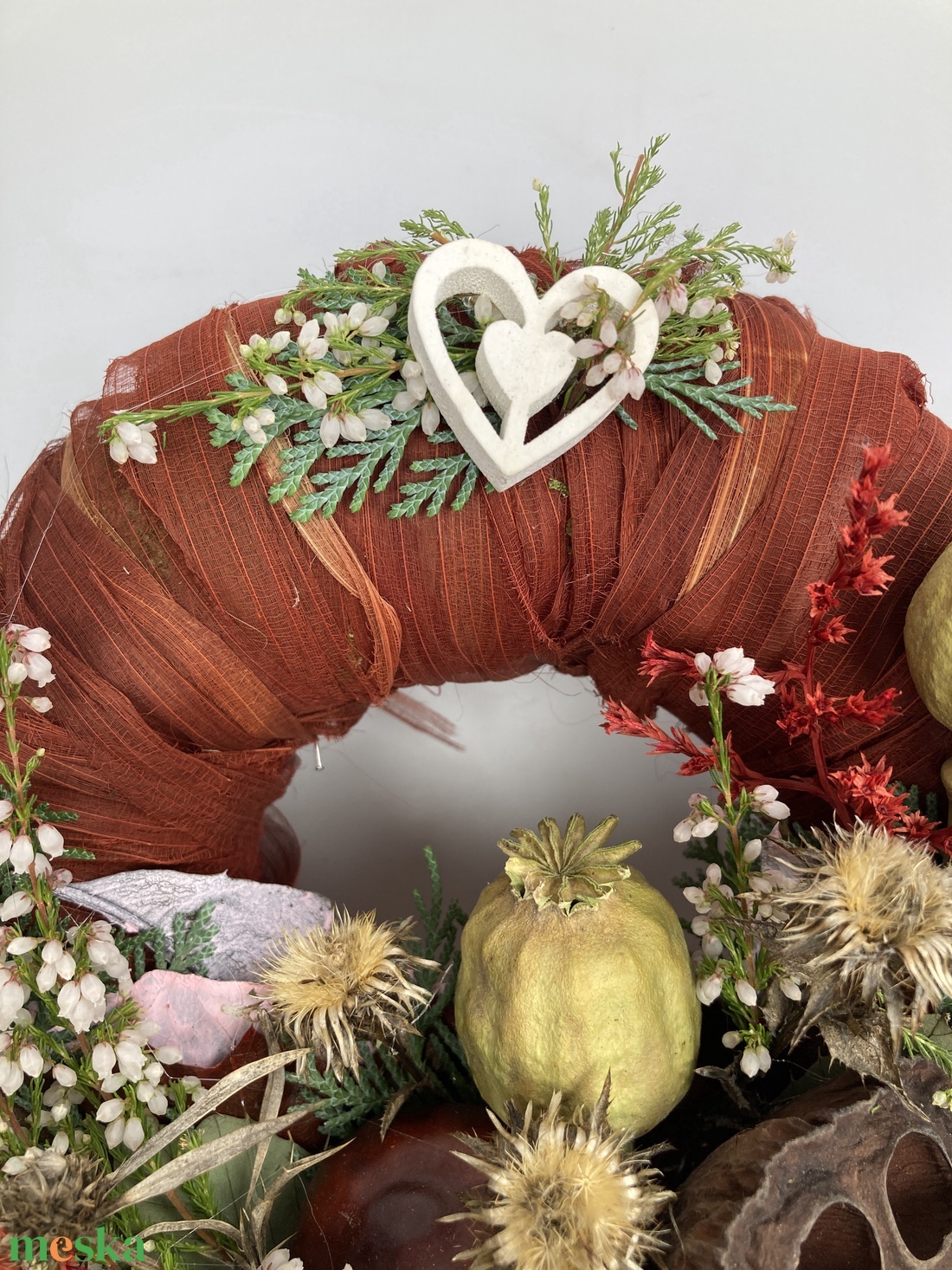 Képzelet - Faszívecskés, lábon álló, növényi részekkel díszített, festett növényi rosttal bevont mohakoszorú (KK-33) - otthon & életmód - vallás - temetkezési tárgy - sírkoszorú, kegyeleti koszorú - Meska.hu