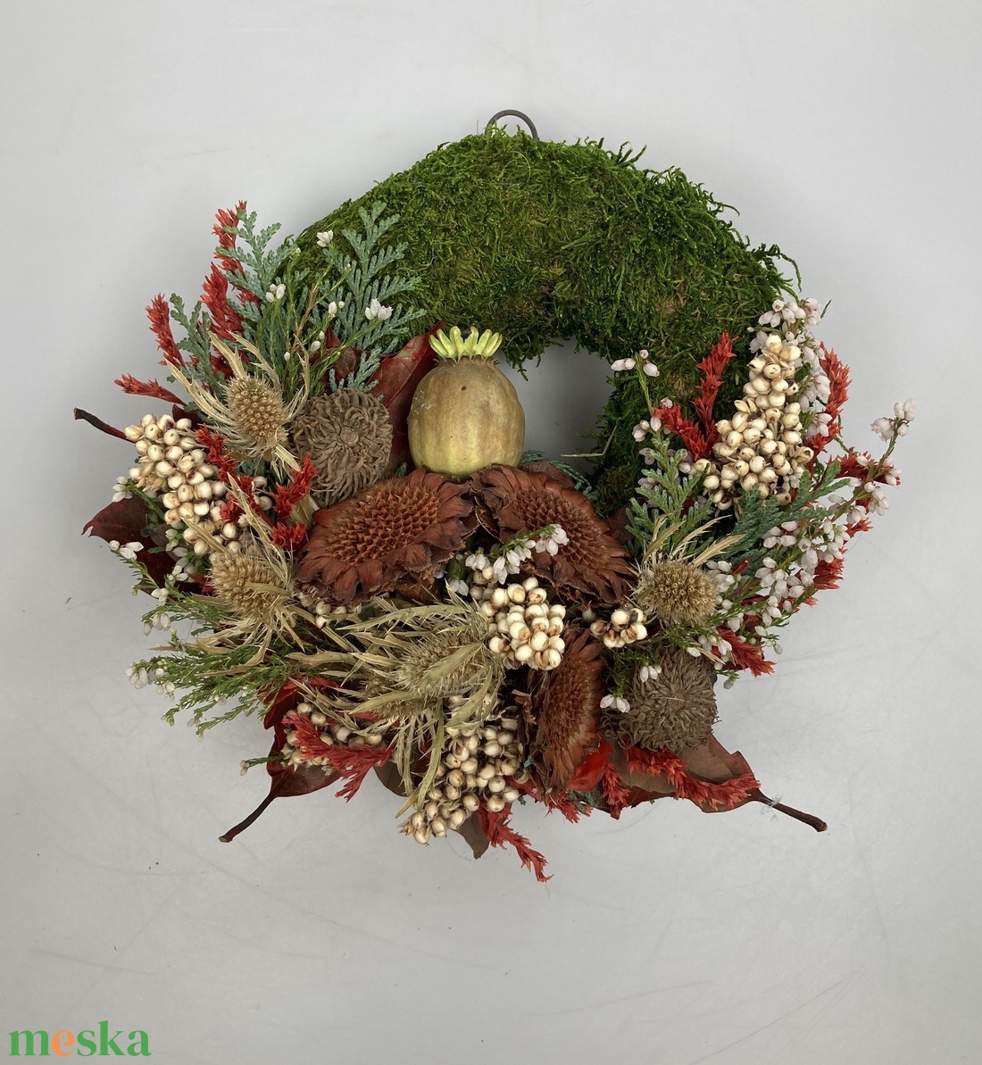 Dallam - Változatos növényi anyaggal gazdagon díszített mohakoszorú (KK-35) - otthon & életmód - vallás - temetkezési tárgy - sírkoszorú, kegyeleti koszorú - Meska.hu