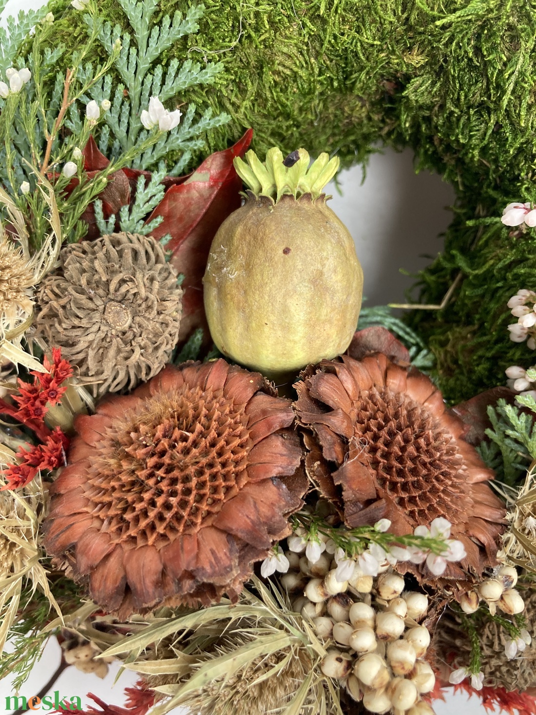 Dallam - Változatos növényi anyaggal gazdagon díszített mohakoszorú (KK-35) - otthon & életmód - vallás - temetkezési tárgy - sírkoszorú, kegyeleti koszorú - Meska.hu