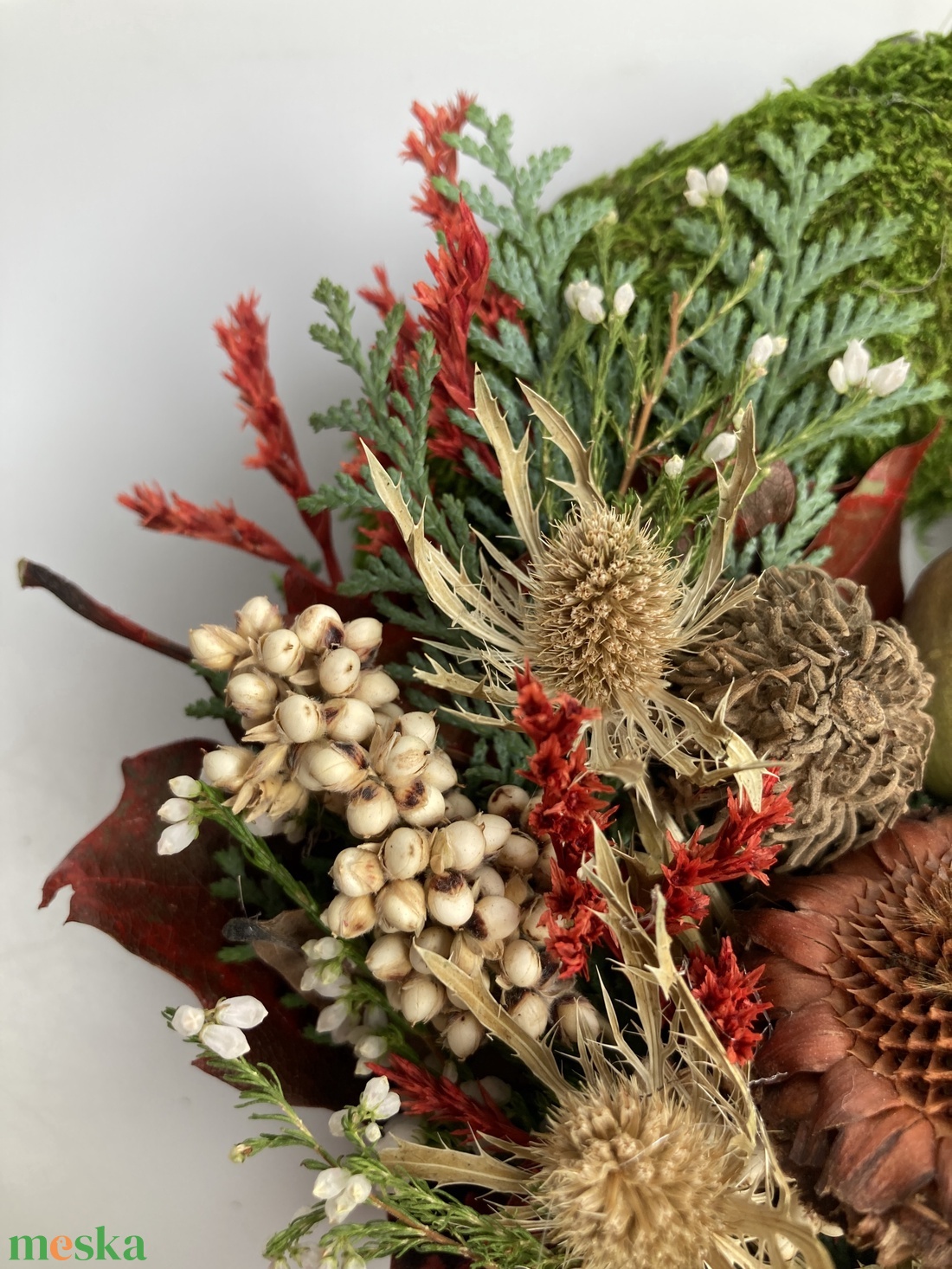 Dallam - Változatos növényi anyaggal gazdagon díszített mohakoszorú (KK-35) - otthon & életmód - vallás - temetkezési tárgy - sírkoszorú, kegyeleti koszorú - Meska.hu