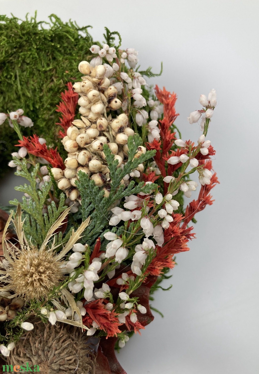 Dallam - Változatos növényi anyaggal gazdagon díszített mohakoszorú (KK-35) - otthon & életmód - vallás - temetkezési tárgy - sírkoszorú, kegyeleti koszorú - Meska.hu