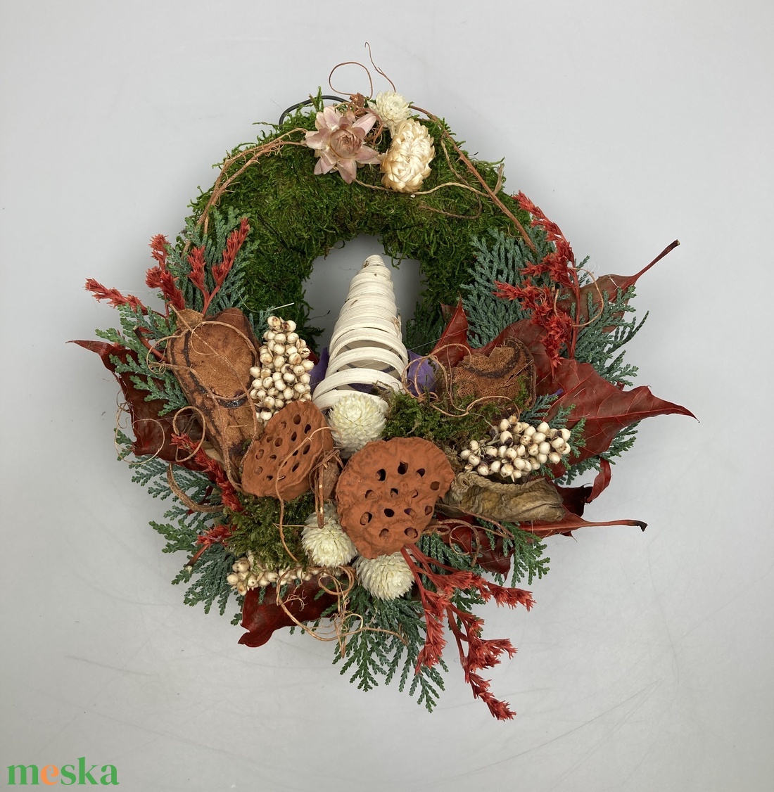 Törekvés - Változatos növényi anyaggal gazdagon díszített mohakoszorú (KK-37) - otthon & életmód - vallás - temetkezési tárgy - sírkoszorú, kegyeleti koszorú - Meska.hu