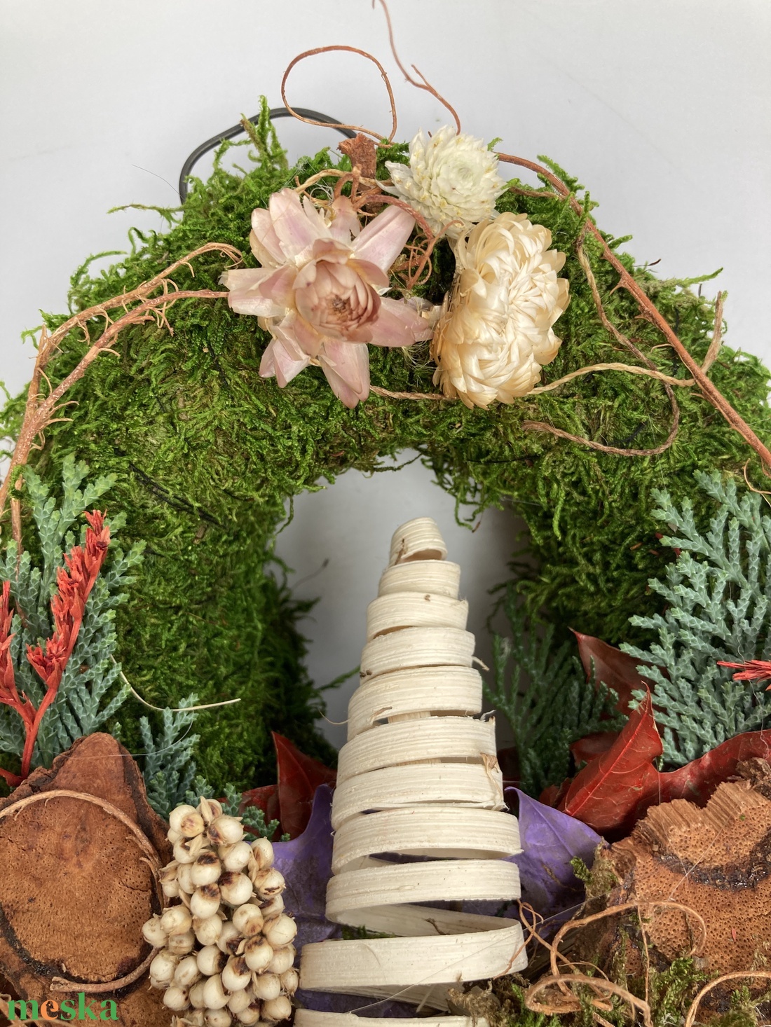 Törekvés - Változatos növényi anyaggal gazdagon díszített mohakoszorú (KK-37) - otthon & életmód - vallás - temetkezési tárgy - sírkoszorú, kegyeleti koszorú - Meska.hu