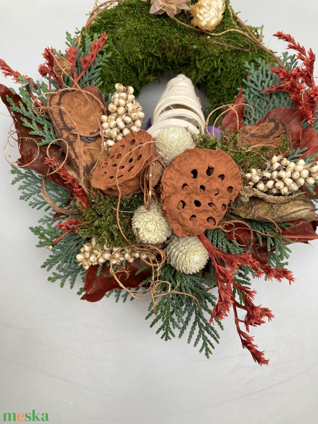 Törekvés - Változatos növényi anyaggal gazdagon díszített mohakoszorú (KK-37) - otthon & életmód - vallás - temetkezési tárgy - sírkoszorú, kegyeleti koszorú - Meska.hu