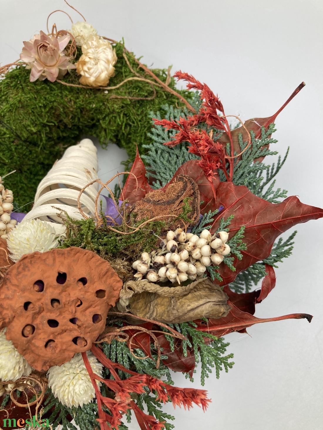 Törekvés - Változatos növényi anyaggal gazdagon díszített mohakoszorú (KK-37) - otthon & életmód - vallás - temetkezési tárgy - sírkoszorú, kegyeleti koszorú - Meska.hu