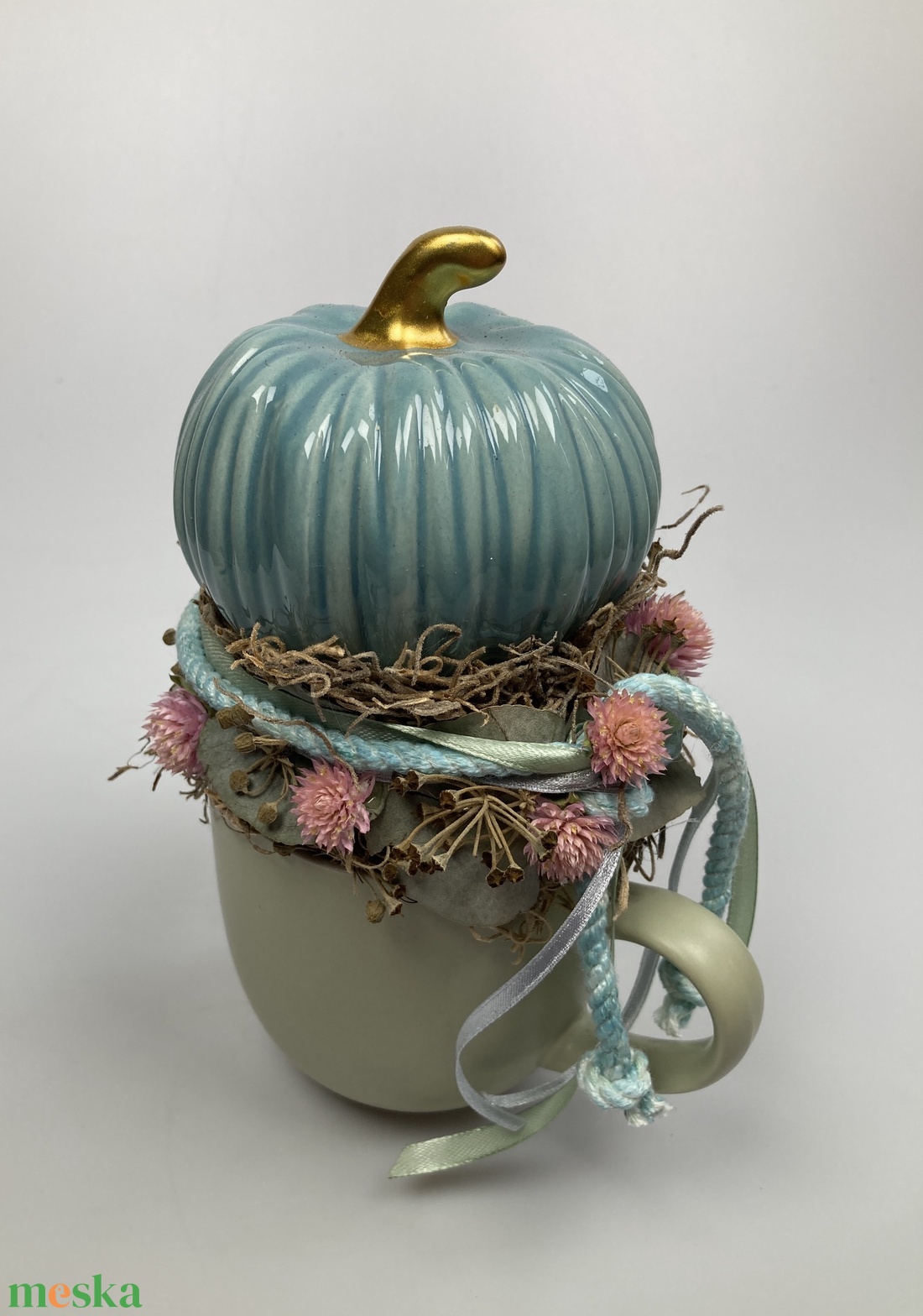 Türkiz kerámiatökkel töltött bögre különféle növényi részekkel és szalaguszállyal ékítve  - tartós virágdísz  - otthon & életmód - dekoráció - asztal és polc dekoráció - asztaldísz - Meska.hu