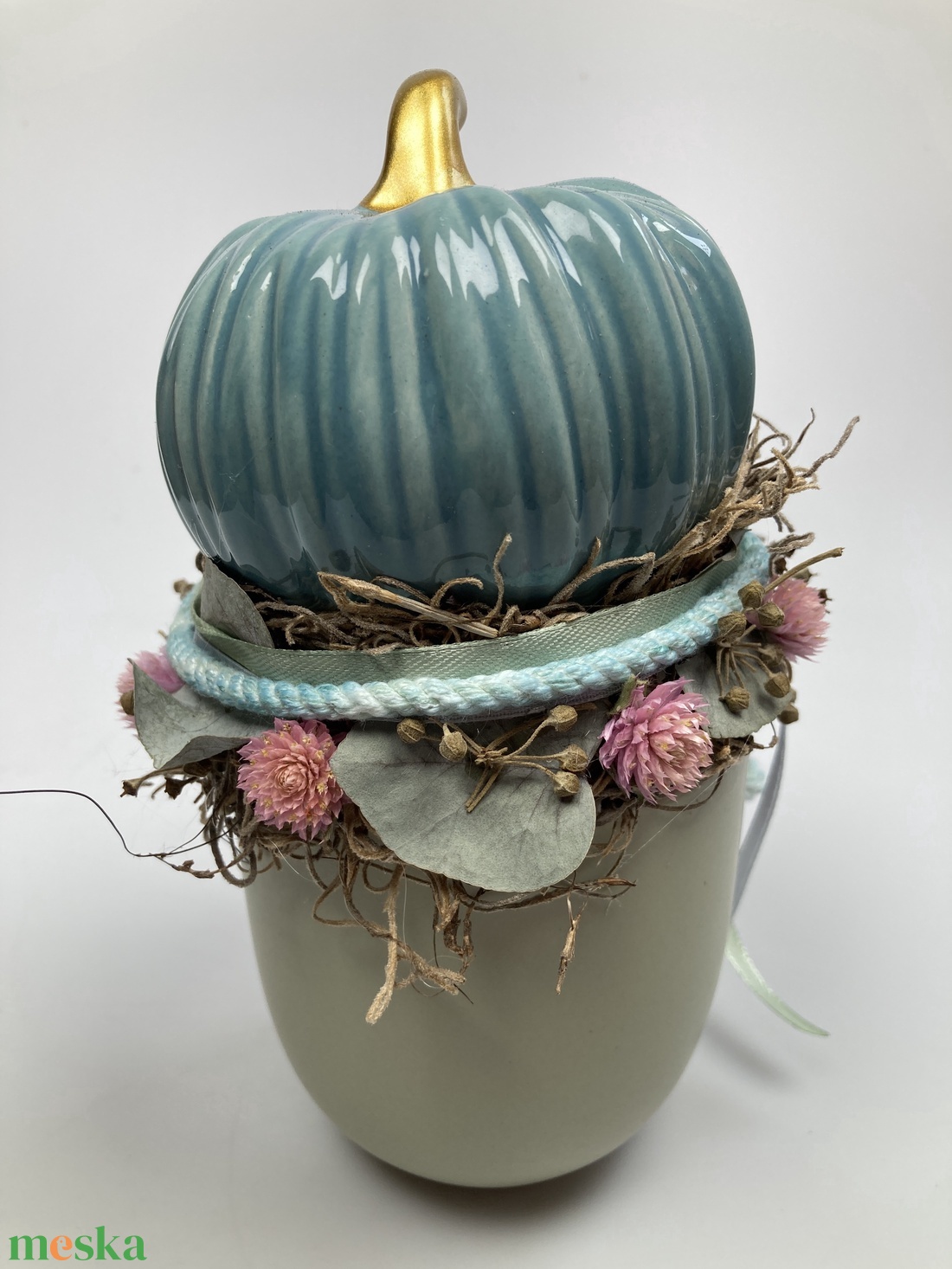 Türkiz kerámiatökkel töltött bögre különféle növényi részekkel és szalaguszállyal ékítve  - tartós virágdísz  - otthon & életmód - dekoráció - asztal és polc dekoráció - asztaldísz - Meska.hu