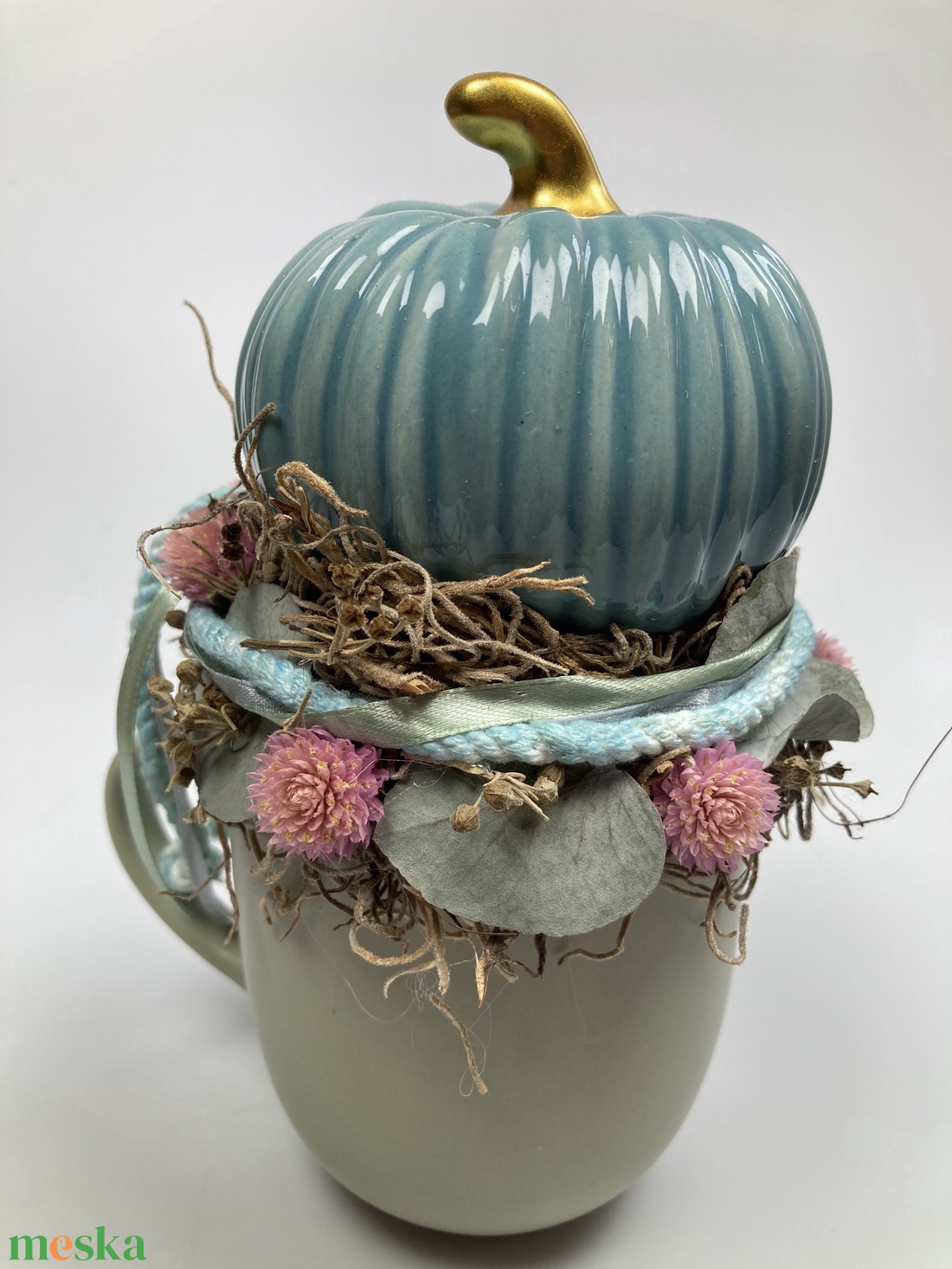 Türkiz kerámiatökkel töltött bögre különféle növényi részekkel és szalaguszállyal ékítve  - tartós virágdísz  - otthon & életmód - dekoráció - asztal és polc dekoráció - asztaldísz - Meska.hu