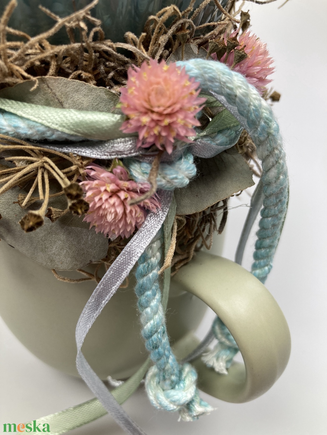 Türkiz kerámiatökkel töltött bögre különféle növényi részekkel és szalaguszállyal ékítve  - tartós virágdísz  - otthon & életmód - dekoráció - asztal és polc dekoráció - asztaldísz - Meska.hu