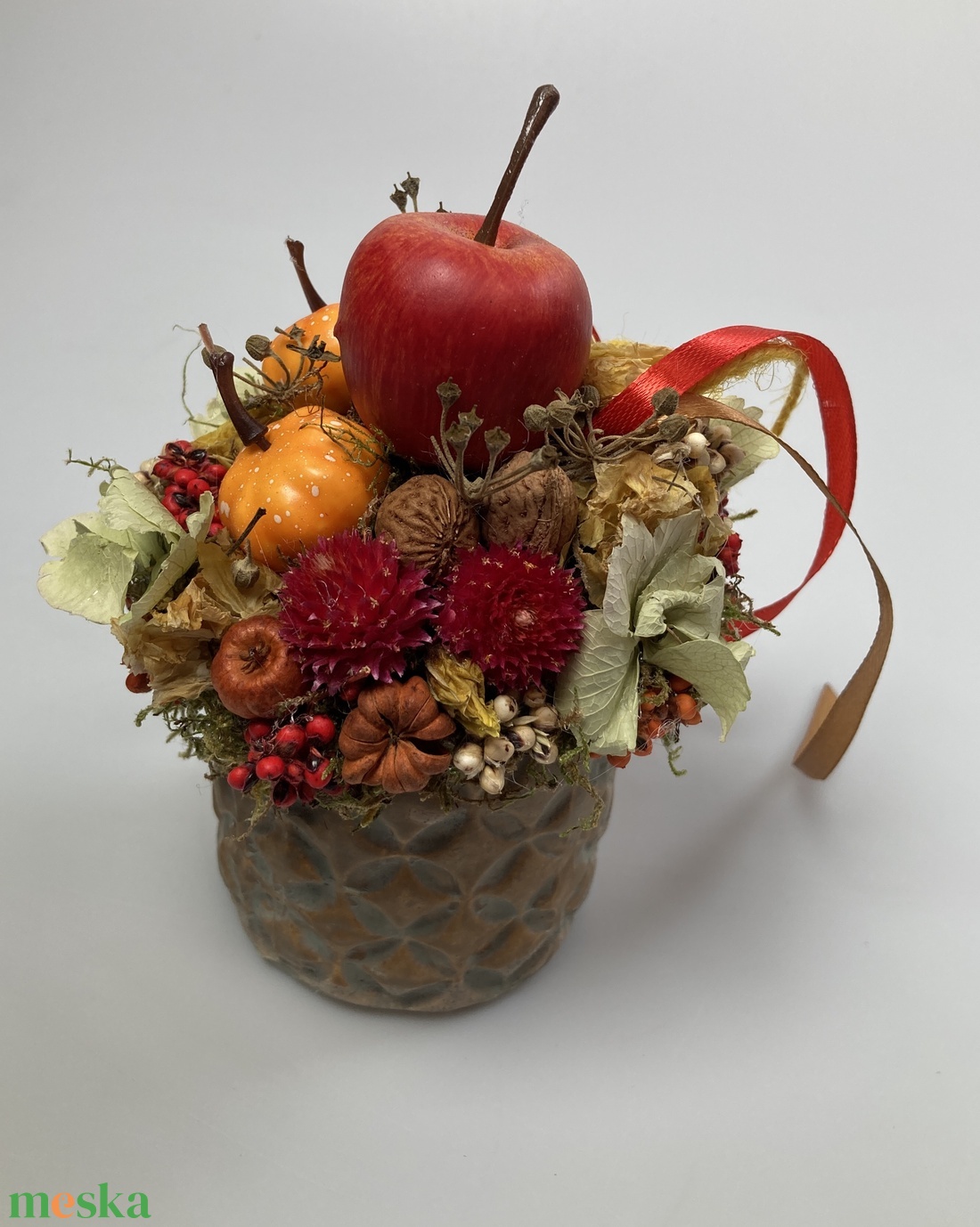 Almás-tökös őszi töltött kaspó pirosas szalaguszállyal ékítve  - tartós virágdísz  - otthon & életmód - dekoráció - asztal és polc dekoráció - asztaldísz - Meska.hu