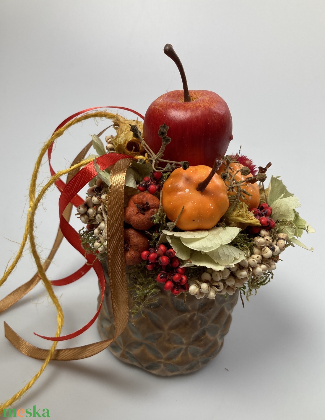 Almás-tökös őszi töltött kaspó pirosas szalaguszállyal ékítve  - tartós virágdísz  - otthon & életmód - dekoráció - asztal és polc dekoráció - asztaldísz - Meska.hu