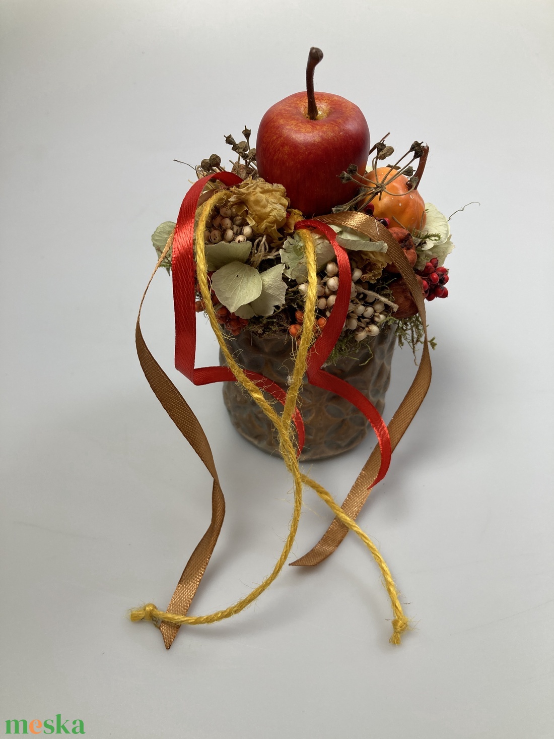 Almás-tökös őszi töltött kaspó pirosas szalaguszállyal ékítve  - tartós virágdísz  - otthon & életmód - dekoráció - asztal és polc dekoráció - asztaldísz - Meska.hu