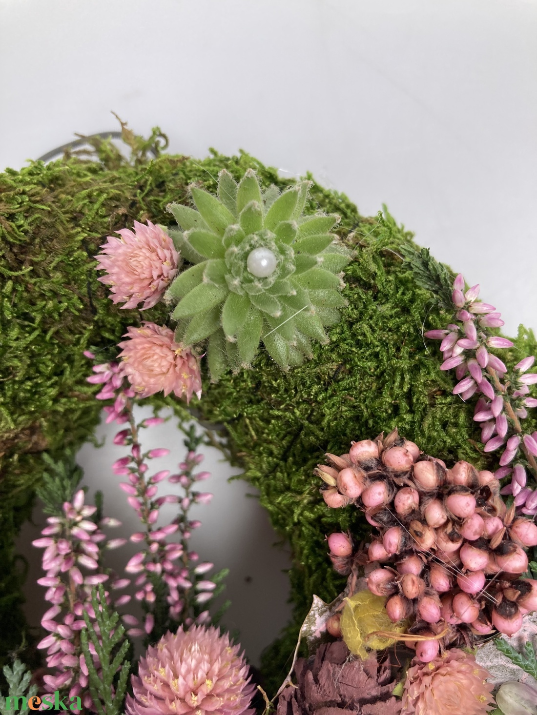 Empátia - 4 kövirózsás, növényi részekkel gazdagon díszített mohakoszorú (KK-38) - otthon & életmód - vallás - temetkezési tárgy - sírkoszorú, kegyeleti koszorú - Meska.hu