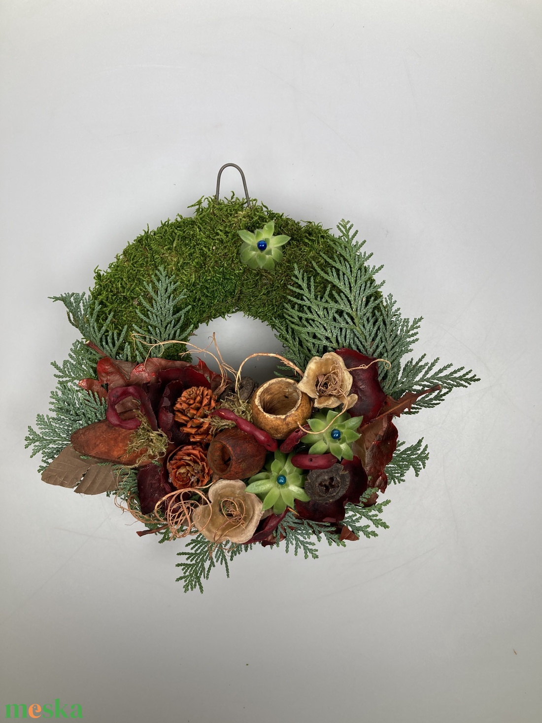 Harmónia - 3 kövirózsás, növényi részekkel gazdagon díszített mohakoszorú (KK-39) - otthon & életmód - vallás - temetkezési tárgy - sírkoszorú, kegyeleti koszorú - Meska.hu