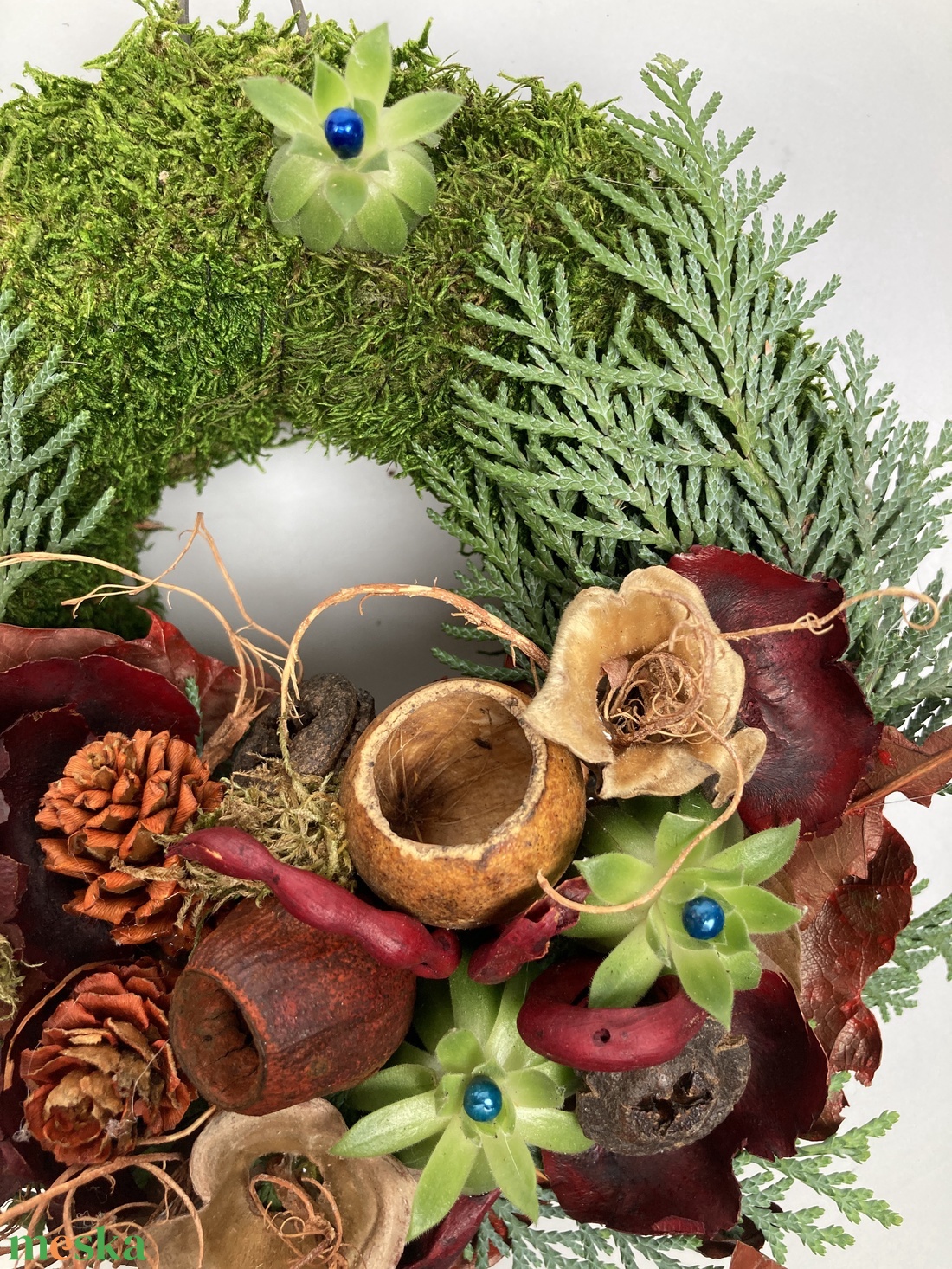 Harmónia - 3 kövirózsás, növényi részekkel gazdagon díszített mohakoszorú (KK-39) - otthon & életmód - vallás - temetkezési tárgy - sírkoszorú, kegyeleti koszorú - Meska.hu