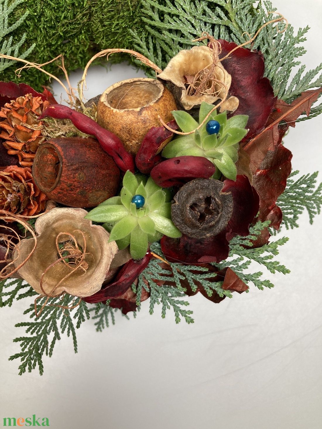 Harmónia - 3 kövirózsás, növényi részekkel gazdagon díszített mohakoszorú (KK-39) - otthon & életmód - vallás - temetkezési tárgy - sírkoszorú, kegyeleti koszorú - Meska.hu