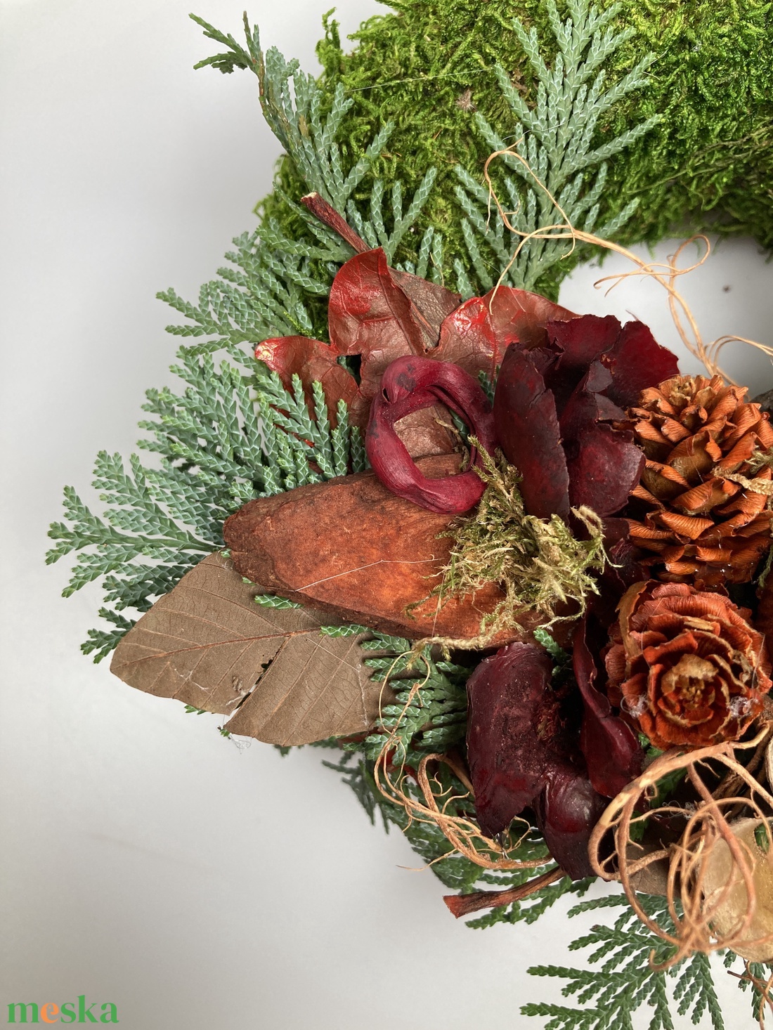 Harmónia - 3 kövirózsás, növényi részekkel gazdagon díszített mohakoszorú (KK-39) - otthon & életmód - vallás - temetkezési tárgy - sírkoszorú, kegyeleti koszorú - Meska.hu