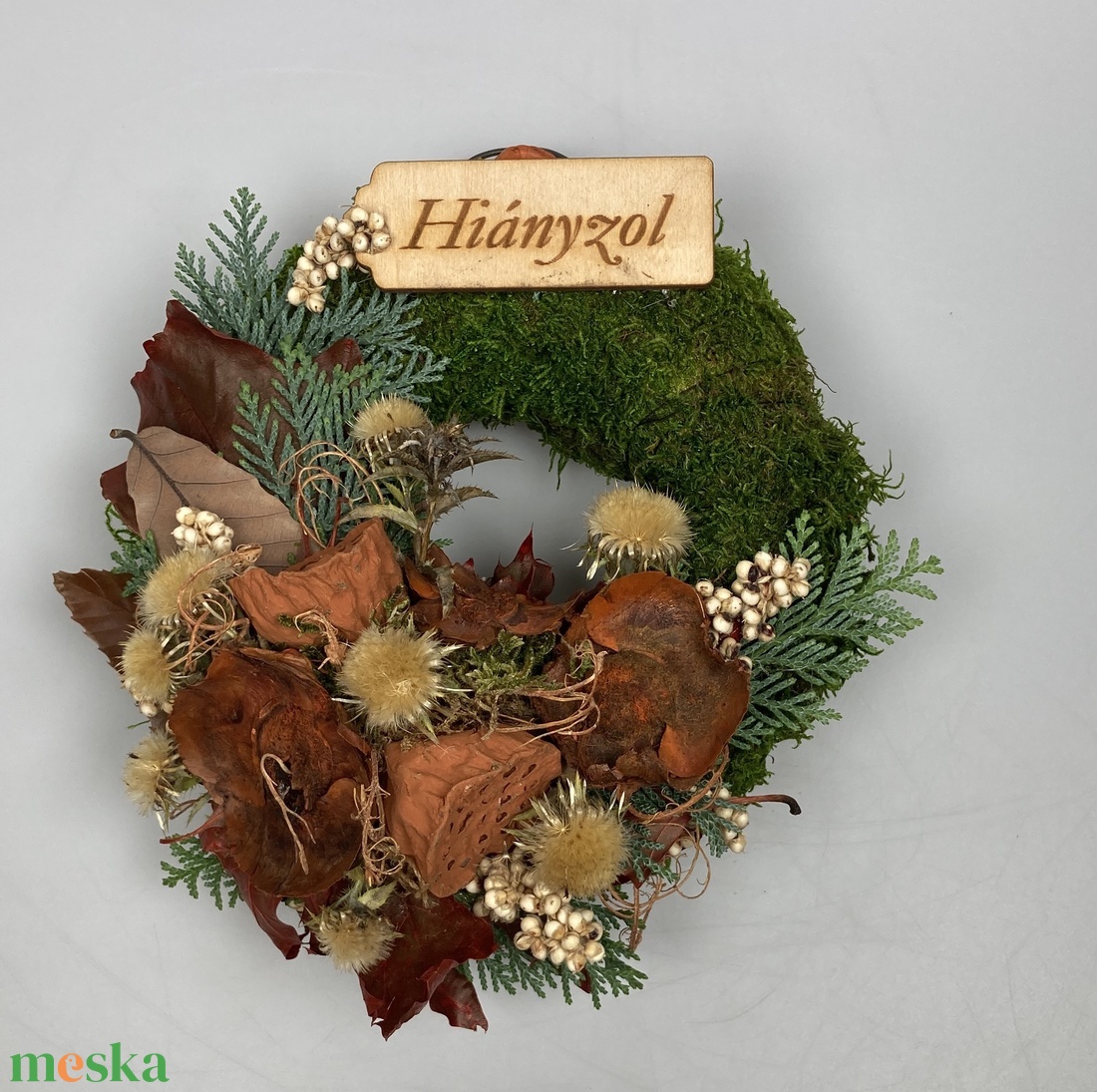 Elismerés - Hiányzol feliratú fatáblácskás, növényi részekkel gazdagon díszített mohakoszorú (KK-40) - otthon & életmód - vallás - temetkezési tárgy - sírkoszorú, kegyeleti koszorú - Meska.hu