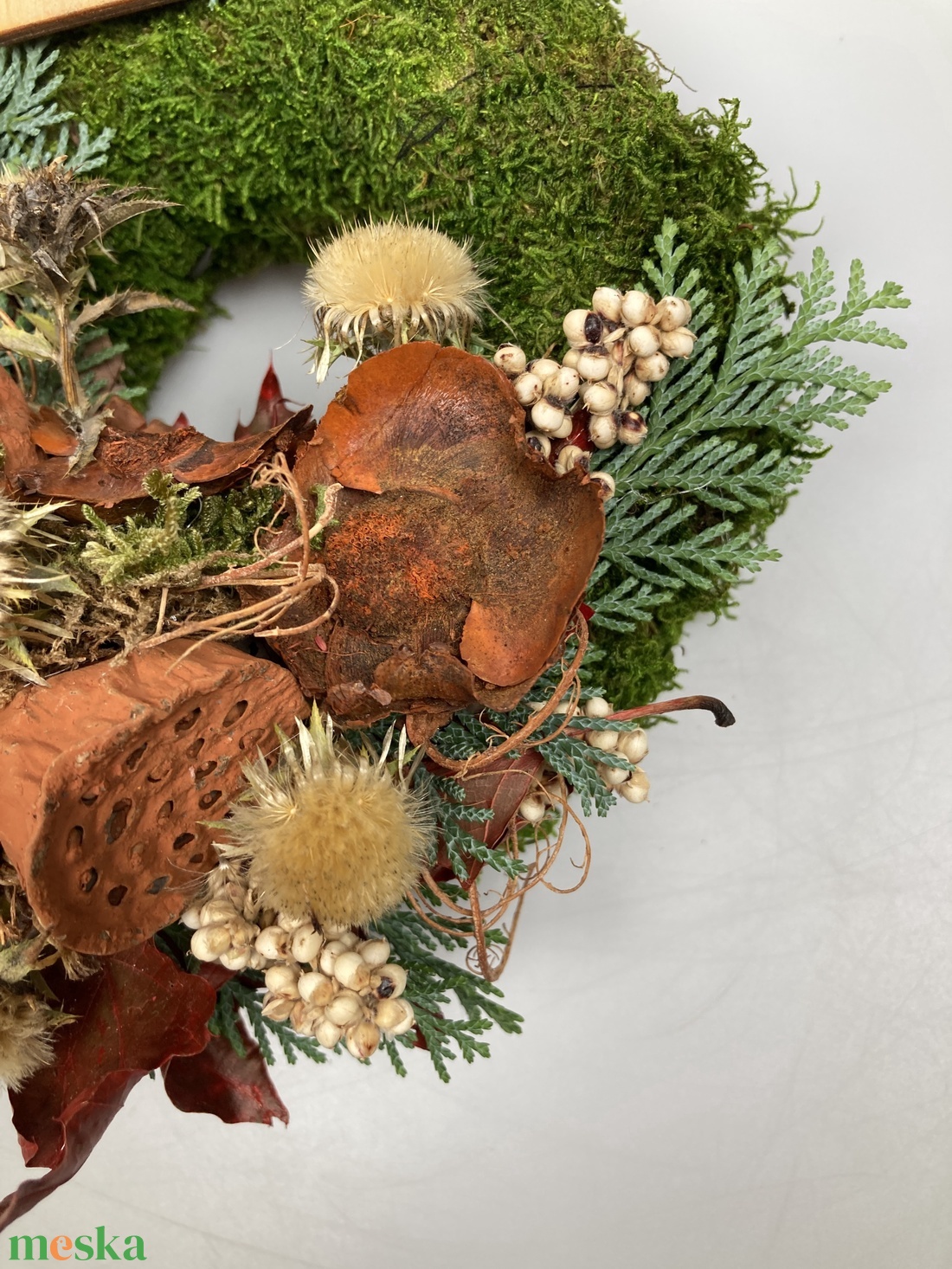 Elismerés - Hiányzol feliratú fatáblácskás, növényi részekkel gazdagon díszített mohakoszorú (KK-40) - otthon & életmód - vallás - temetkezési tárgy - sírkoszorú, kegyeleti koszorú - Meska.hu