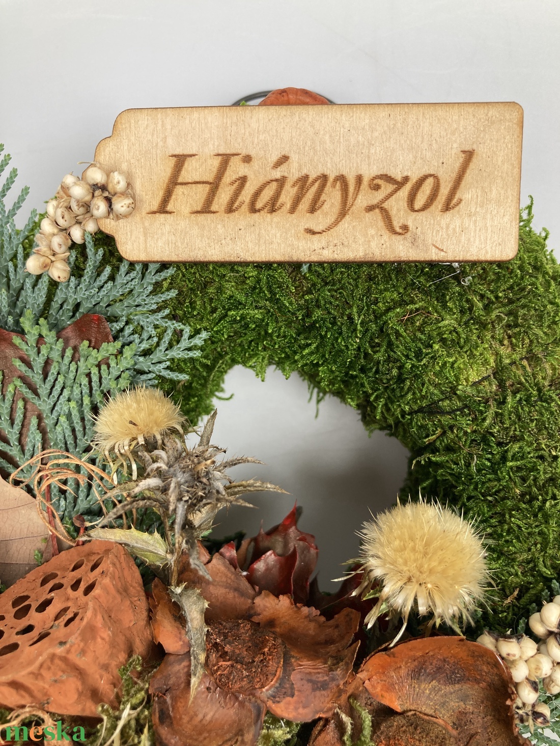Elismerés - Hiányzol feliratú fatáblácskás, növényi részekkel gazdagon díszített mohakoszorú (KK-40) - otthon & életmód - vallás - temetkezési tárgy - sírkoszorú, kegyeleti koszorú - Meska.hu
