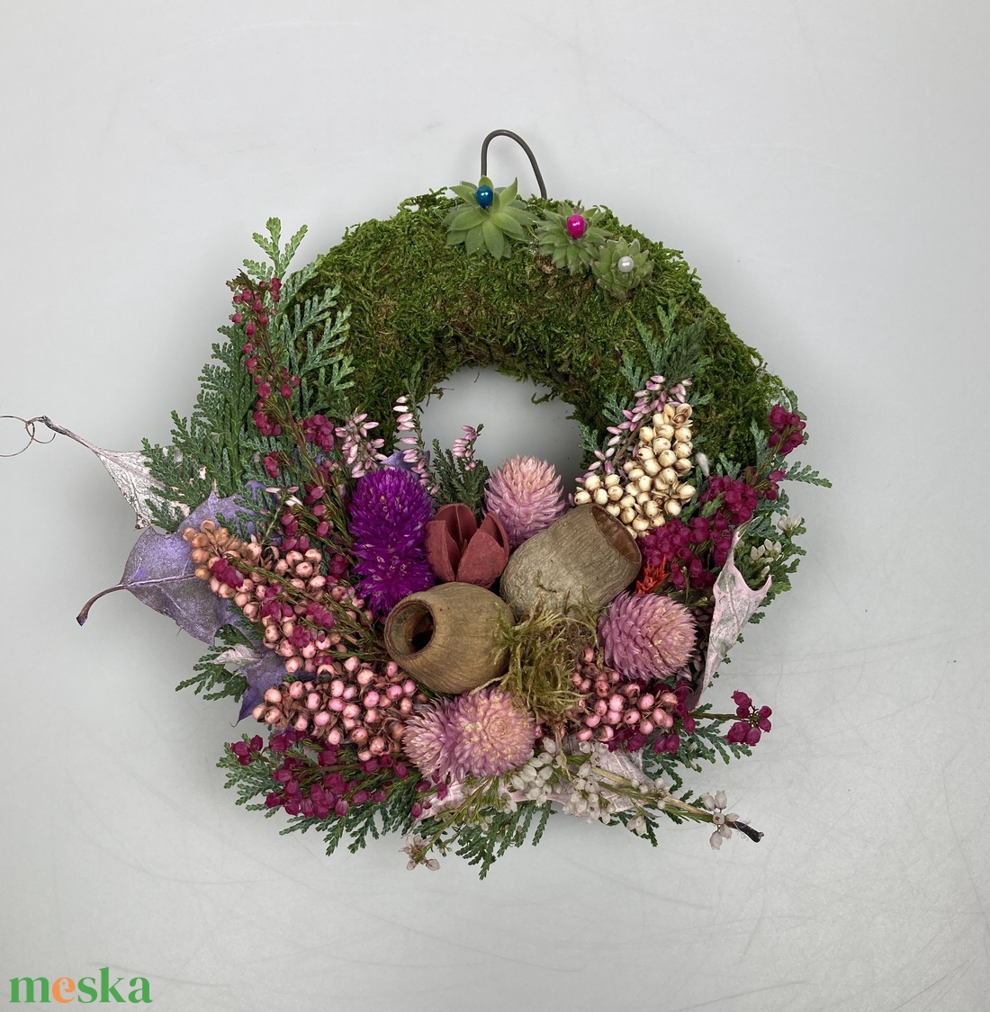 Szabadság - 3 kövirózsás, növényi részekkel gazdagon díszített mohakoszorú (KK-41) - otthon & életmód - vallás - temetkezési tárgy - sírkoszorú, kegyeleti koszorú - Meska.hu