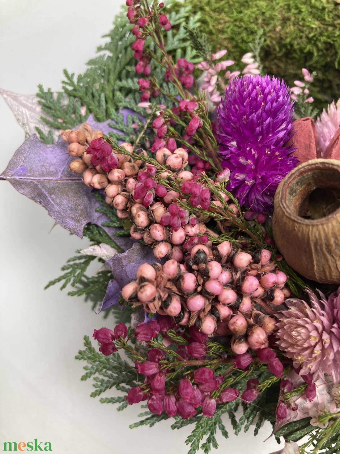 Szabadság - 3 kövirózsás, növényi részekkel gazdagon díszített mohakoszorú (KK-41) - otthon & életmód - vallás - temetkezési tárgy - sírkoszorú, kegyeleti koszorú - Meska.hu