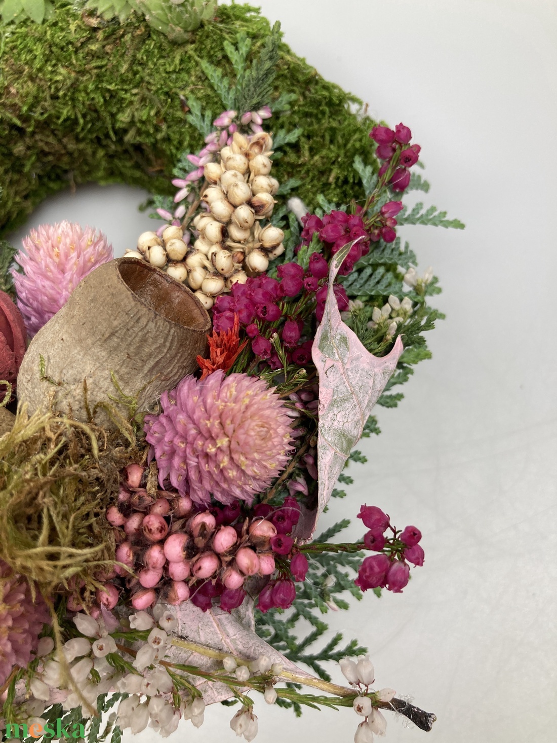 Szabadság - 3 kövirózsás, növényi részekkel gazdagon díszített mohakoszorú (KK-41) - otthon & életmód - vallás - temetkezési tárgy - sírkoszorú, kegyeleti koszorú - Meska.hu