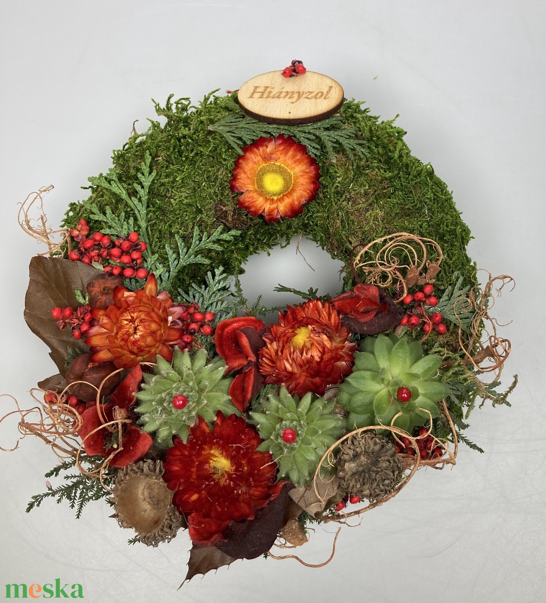 Tapasztalat - 3 kövirózsás, növényi részekkel gazdagon díszített mohakoszorú (KK-42) - otthon & életmód - vallás - temetkezési tárgy - sírkoszorú, kegyeleti koszorú - Meska.hu