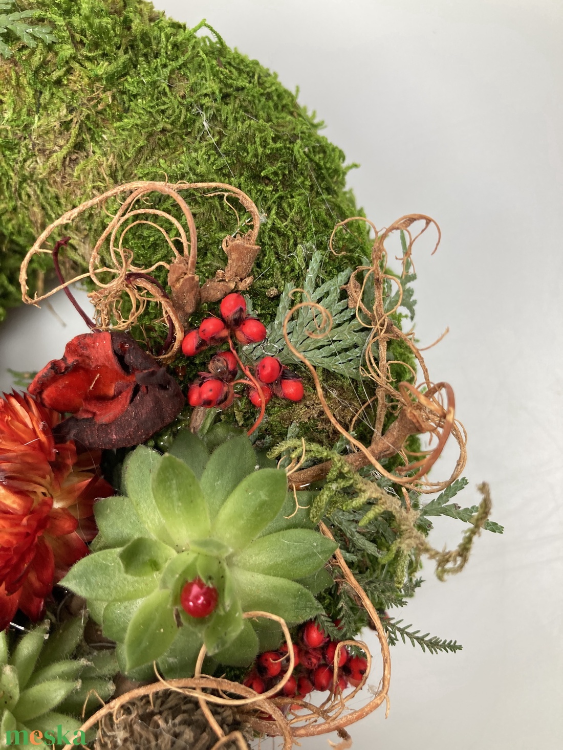 Tapasztalat - 3 kövirózsás, növényi részekkel gazdagon díszített mohakoszorú (KK-42) - otthon & életmód - vallás - temetkezési tárgy - sírkoszorú, kegyeleti koszorú - Meska.hu