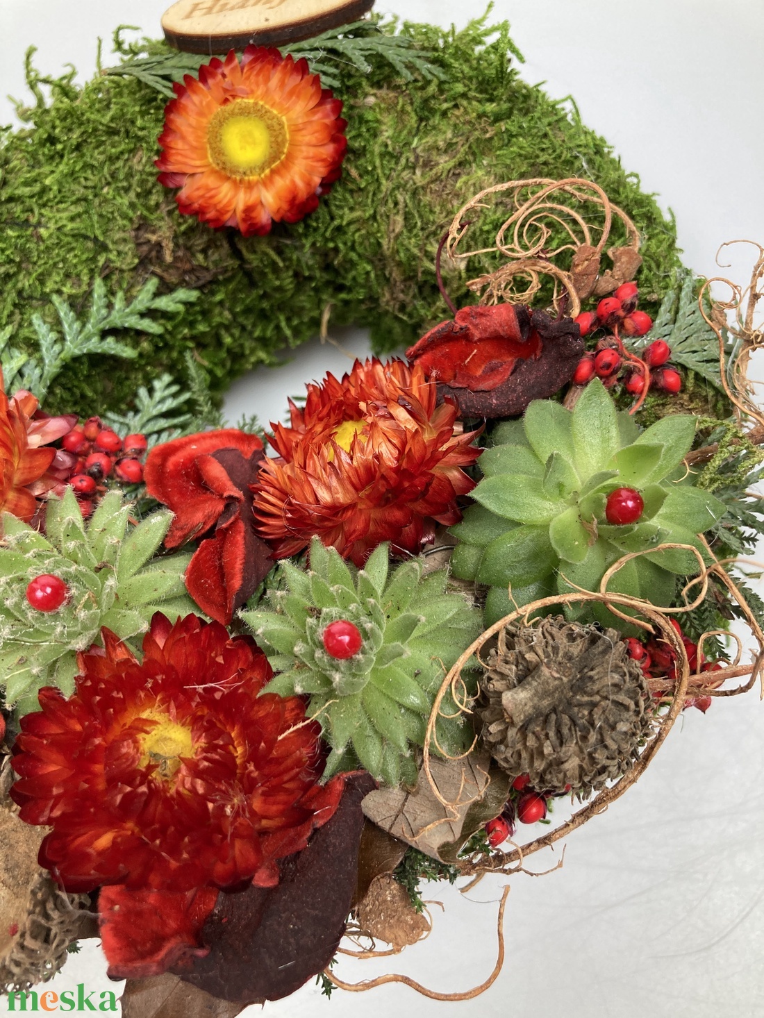 Tapasztalat - 3 kövirózsás, növényi részekkel gazdagon díszített mohakoszorú (KK-42) - otthon & életmód - vallás - temetkezési tárgy - sírkoszorú, kegyeleti koszorú - Meska.hu